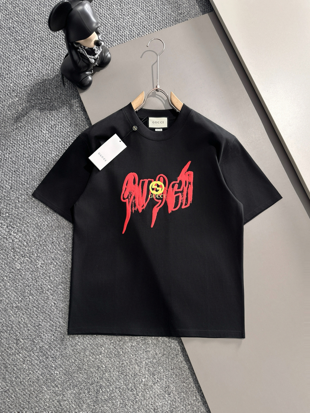 NO:141763,Gucci is the first choice for single-wearing base. High-end fabric. 240 grams of pure cotton. 2025 spring and summer new short-sleeved fashion classic round neck short-sleeved fashion item design, more fashionable and comfortable, high-standard customization, very stylish upper body, classic LOGO pattern on the chest brand customer-supplied auxiliary materials, customer-supplied imported high-end fabric has very delicate texture, exquisite details and exquisite craftsmanship, and a very high shaping item. Any fashion can be matched with, and the style is super good. A must-have item for trendy men Size M-3XL, T-shirt, alexander wang19860909古琦 单穿打底都是首选 高定面料 240克纯棉 2025春夏新品短袖时尚经典圆领短袖时尚单品设计,更加时尚舒适,高标准定制,上身非常有型,胸前品牌经典LOGO 图案 客供辅料,客供进口高档面料质感非常细腻,细节工艺精湛考究,塑造性极高的一款单品,任何时装都可以搭配,版型超级好 潮男必备单品 尺码M-3XL,,T-shirt,alexander wang,Men's clothing