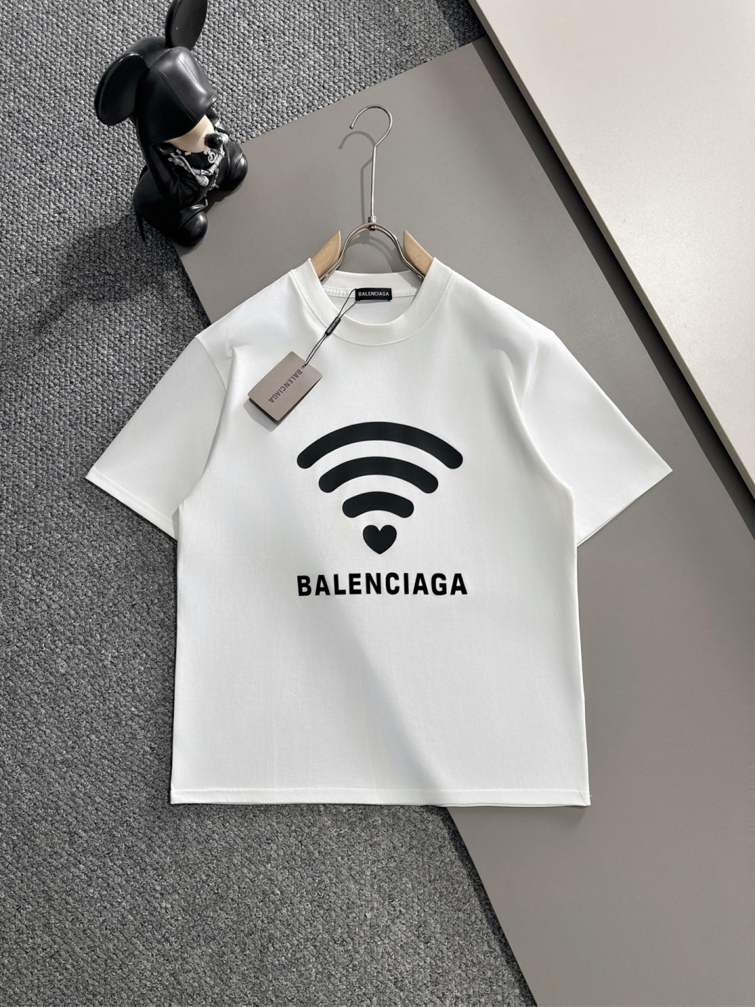 NO:141768,Balenciaga is the first choice for single-wearing base. High-end fabric. 240g pure cotton. 2025 spring and summer new short-sleeved fashion classic round neck short-sleeved fashion item design, more fashionable and comfortable, high-standard customization, very stylish upper body, classic LOGO pattern on the chest brand customer-supplied auxiliary materials, customer-supplied imported high-end fabric has very delicate texture, exquisite details and exquisite craftsmanship, and a very high shaping item. Any fashion can be matched with, and the style is super good. A must-have item for trendy men. Size M-3XL,,balenciaga,T-shirt,alexander wang19860909巴黎世家 单穿打底都是首选 高定面料 240克纯棉 2025春夏新品短袖时尚经典圆领短袖时尚单品设计,更加时尚舒适,高标准定制,上身非常有型,胸前品牌经典LOGO 图案 客供辅料,客供进口高档面料质感非常细腻,细节工艺精湛考究,塑造性极高的一款单品,任何时装都可以搭配,版型超级好 潮男必备单品 尺码M-3XL,,balenciaga,T-shirt,alexander wang,Men's clothing