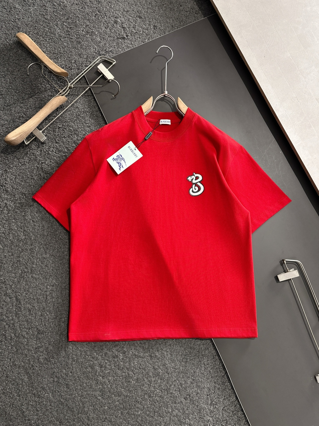 NO:128913,BBR 2025SS Spring and Summer latest round neck fashionable short-sleeved T-shirt, synchronized on the official website, and private cotton fabric for the counter!  Comfortable skin, durable and easy to wear, classic simple logo design, original factory craftsmanship, must-have items for handsome men. Number of numbers M-XXL (large), T-shirt,tees, t-shirt,alexander wang19860909BBR 2025SS春夏最新款圆领时尚短袖T恤,官网同步,专柜纯棉面料！贴肤舒适,耐看又好穿,经典简约logo设计,原厂工艺一丝不苟,型男必备单品 码数M-XXL（偏大）,,T-shirt,tees，t-shirt,alexander wang,Men's clothing