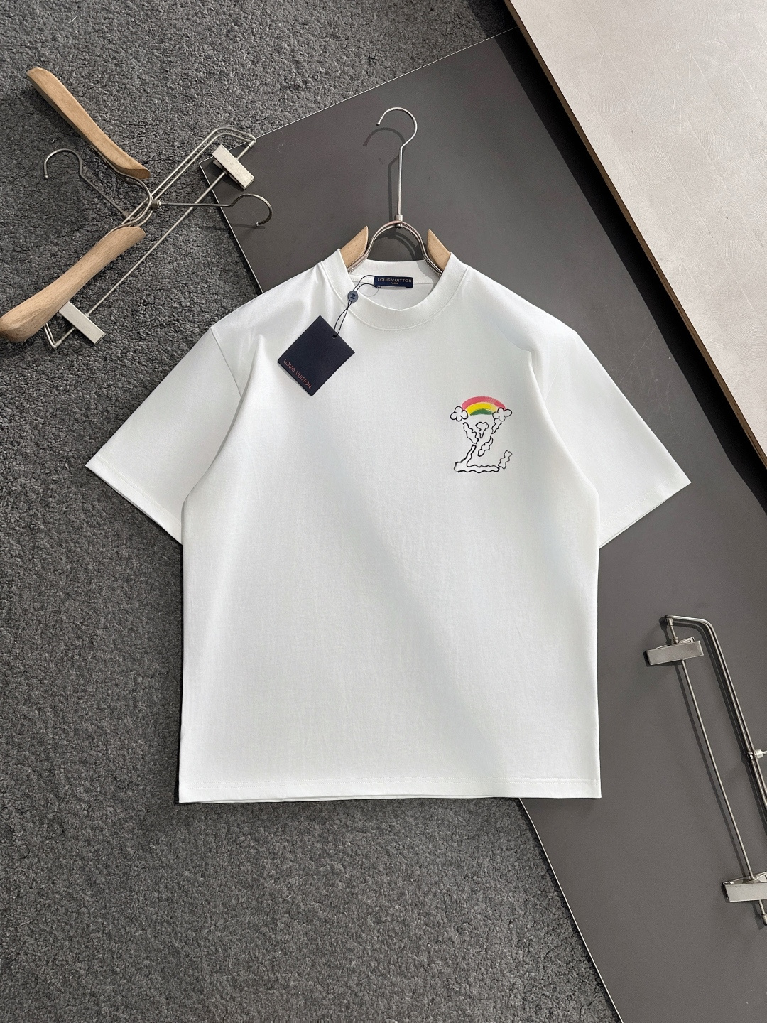 NO:128919,1V 2025SS Spring and Summer latest round neck fashionable short-sleeved T-shirt, synchronized on the official website, and private cotton fabric for the counter!  Comfortable skin, durable and easy to wear, classic simple logo design, original factory craftsmanship, must-have items for handsome men. Number of numbers M-XXL (large), T-shirt,tees, t-shirt,alexander wang198609091V 2025SS春夏最新款圆领时尚短袖T恤,官网同步,专柜纯棉面料！贴肤舒适,耐看又好穿,经典简约logo设计,原厂工艺一丝不苟,型男必备单品 码数M-XXL（偏大）,,T-shirt,tees，t-shirt,alexander wang,Men's clothing