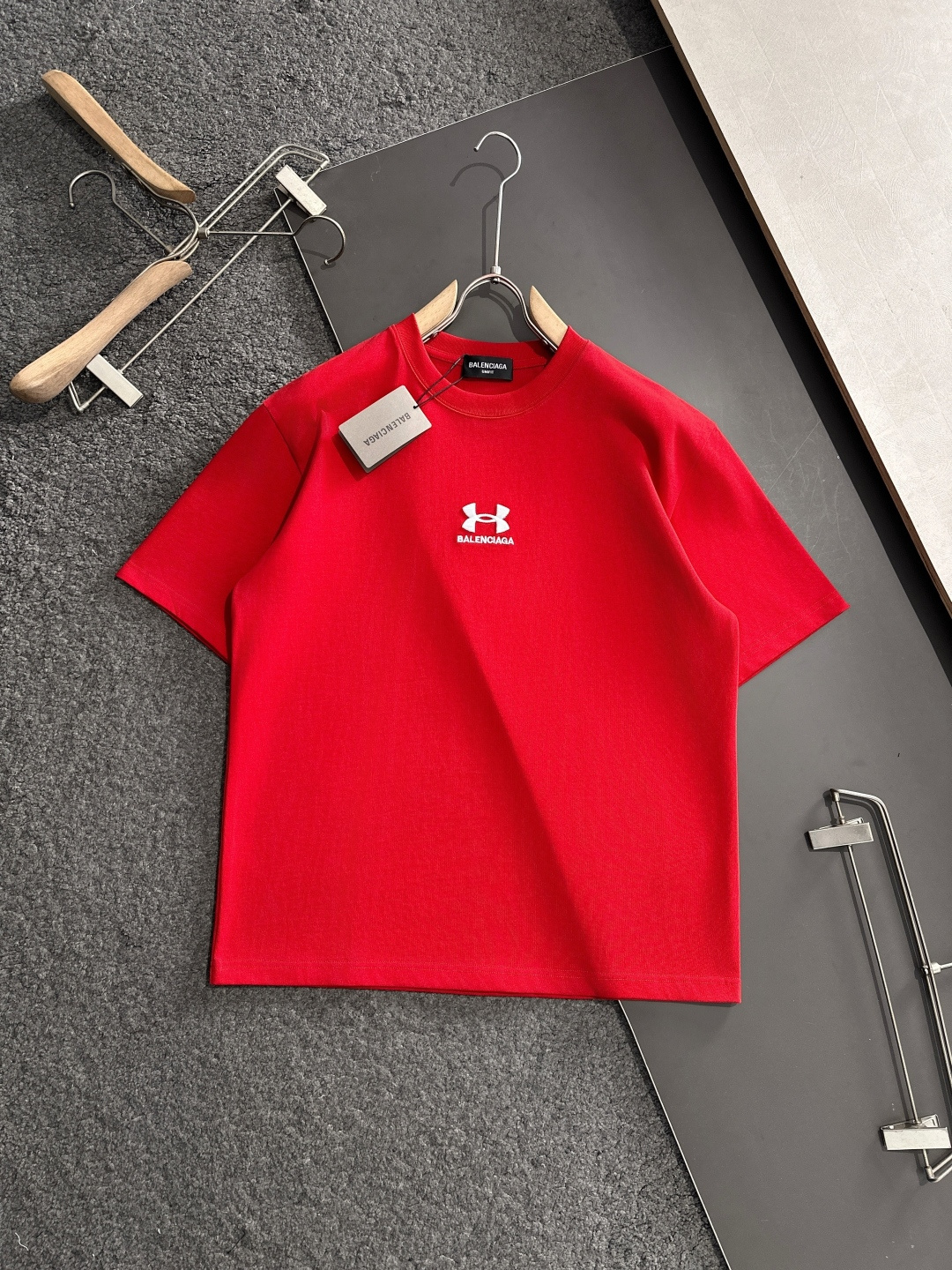 NO:128928,BAL 2025SS spring and summer latest round neck fashionable short-sleeved T-shirt, synchronized on the official website, and private cotton fabric for the counter!  Comfortable skin, durable and easy to wear, classic simple logo design, original factory craftsmanship, must-have items for handsome men. Number of numbers M-XXL (large), T-shirt,tees, t-shirt,alexander wang19860909BAL 2025SS春夏最新款圆领时尚短袖T恤,官网同步,专柜纯棉面料！贴肤舒适,耐看又好穿,经典简约logo设计,原厂工艺一丝不苟,型男必备单品 码数M-XXL（偏大）,,T-shirt,tees，t-shirt,alexander wang,Men's clothing