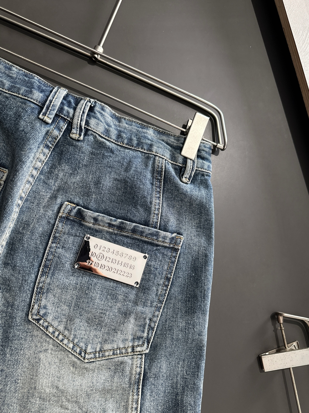 P576 MM6 2025S Super Customized Original Hardware Jeans: Heavy Engineering, Sweet Style! - 图片 7