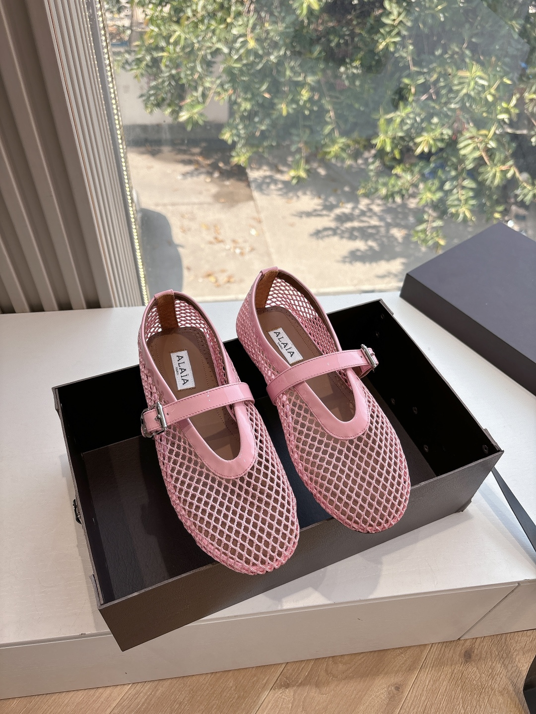 NO:750177,WYSIWYG G002 Purchasing Level Original Purchase French first-line luxury brand ALAIA Alea fishnet mules toe-toe sandals 2025SS French fairy ballet flat dancing shoes. The ALAIA brand comes from its founder, Azzedine Alaia, the founder of the 'super tight and sexy' trend in the 1980s, known as the 'King of cling'. He is one of the most legendary designers in the fashion industry. Azzedine Alaia  Intelligently exaggerating the sexy side, it is both sober, discreet and modern, yet ultra-fitting and sexy rivets, metal buckles, tight corsets and sexy snakeskin. These design elements of Alaia are still appearing on the runways of major brands. The style of the Alaia brand is just like its fashion, sexy and modern. Imported fabrics, toe-toe fishnet shoes, outsole, genuine leather, size 35-39 (40.41. Customized) / normal size  Original packaging, ballet shoes, alaia, sandals, snakeskin19860909所见即所得G002代购级别原版购入法国一线奢侈品牌ALAIA 阿莱亚鱼网穆勒鞋包头凉鞋2025SS法式仙女芭蕾舞平底跳舞鞋,ALAIA品牌源自其创始人,Azzedine Alaia是上世纪80 年代“超紧身性感”风潮的创始人,被称作“King of cling”, 他是时尚界最传奇的设计师之一.Azzedine Alaia 聪明地将性感一边更夸张,既清醒谨慎摩登,又超贴身性感铆钉、金属环扣、紧束胸衣和性感蛇皮,这些 Alaia 的设计元素仍不断出现在各大品牌的秀台上.Alaia品牌的风格一如其时装,性感而又摩登 面料进口包头鱼网鞋 大底真皮 码数35-39（40.41.定做）/正常尺码 原版包装,芭蕾舞鞋,alaia,sandals,snakeskin,Women's Shoes