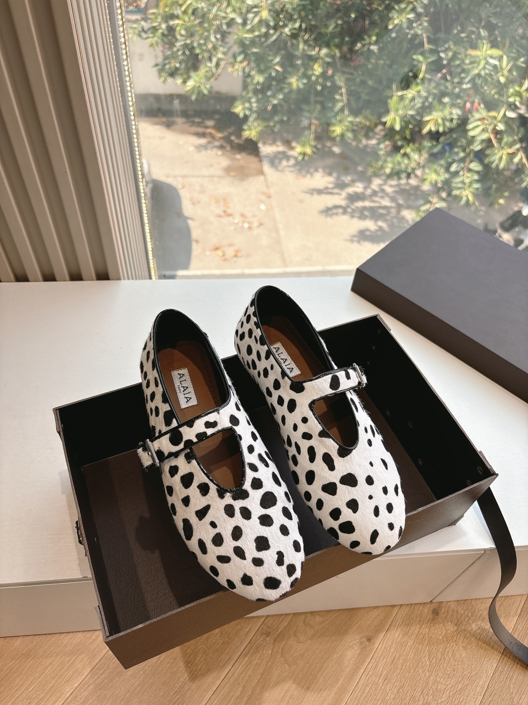 NO:750180,WYSIWYG G002 Purchasing Level Original Purchase French first-line luxury brand ALAIA Alea fishnet mules toe-toe sandals 2025SS French fairy ballet flat dancing shoes. The ALAIA brand comes from its founder, Azzedine Alaia, the founder of the 'super tight and sexy' trend in the 1980s, known as the 'King of cling'. He is one of the most legendary designers in the fashion industry. Azzedine Alaia  Cleverly exaggerating the sexy side, it is sober, discreet and modern, yet ultra-fitting. Sexy rivets, metal buckles, tight corsets and sexy snakeskin. These design elements of Alaia are still appearing on the runways of major brands. The style of the Alaia brand is just like its fashion, sexy and modern. The fabric is imported leopard print. The outsole is genuine leather. Size 35-39 (40.41. Customized)/normal size. Original packaging, ballet shoes, alaia, sandals, snakeskin19860909所见即所得G002代购级别原版购入法国一线奢侈品牌ALAIA 阿莱亚鱼网穆勒鞋包头凉鞋2025SS法式仙女芭蕾舞平底跳舞鞋,ALAIA品牌源自其创始人,Azzedine Alaia是上世纪80 年代“超紧身性感”风潮的创始人,被称作“King of cling”, 他是时尚界最传奇的设计师之一.Azzedine Alaia 聪明地将性感一边更夸张,既清醒谨慎摩登,又超贴身性感铆钉、金属环扣、紧束胸衣和性感蛇皮,这些 Alaia 的设计元素仍不断出现在各大品牌的秀台上.Alaia品牌的风格一如其时装,性感而又摩登 面料进口豹纹 大底真皮 码数35-39（40.41.定做）/正常尺码 原版包装,芭蕾舞鞋,alaia,sandals,snakeskin,Women's Shoes