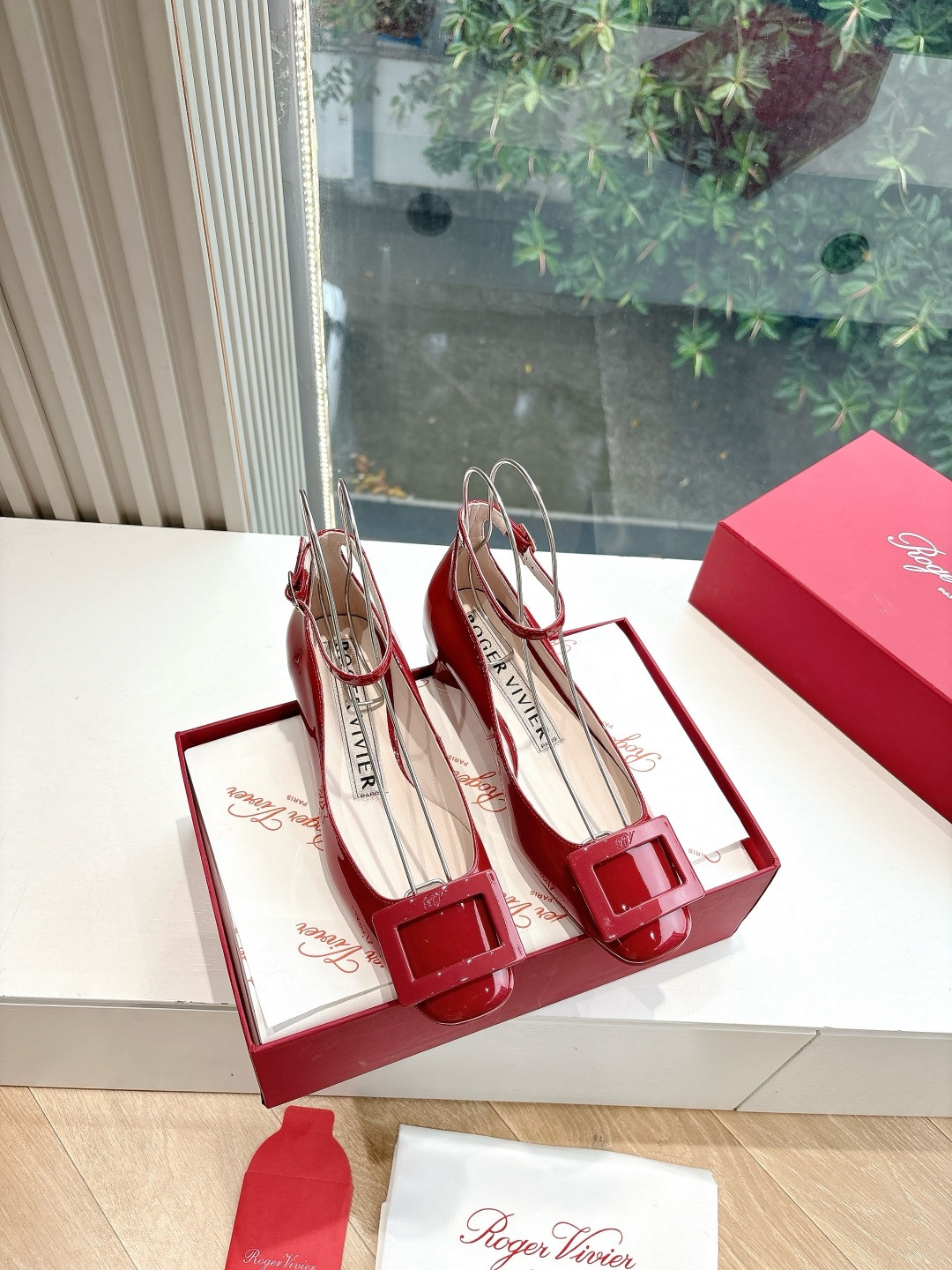 NO:406859,WYSIWYG Purchase Level G988 * RV25 latest flower series double diamond buckle white C-position diamond buckle Mary Zhen single shoes!  French retro feel is so charming at first glance, it looks white and elegant. Whether it is matched with skirts or jeans, it is feminine. The small thick heels with steady walking can also increase the height and make your legs look longer. Ballet shoes continue the essence of elegance and convey passionate love. Everyone loves double diamond buckle sandals. Meeting everyone's needs. Vivi's beautiful and charming soft leather with classic and generous buckles easily presents the romantic summer style hidden and full of red hearts, and is full of love (all RV series are available!) Material: original cowhide, imported sheepskin inside, hardware, original Swarovski double rhinestones, original leather outsole, height about 2.5cm, size 34-40 (40.41 customization), single shoes, sandals, mary  jane skirts jeans cowhide sheepskin Leather soles19860909所见即所得代购级别G988 * RV25最新款花朵系列双钻扣显白c位钻扣玛丽珍单鞋！法式复古感好迷人一眼就相中,显白又显优雅气质~无论是搭配裙装还是牛仔裤都hin有女人味~带的小粗跟走路稳稳的还能增高显腿长芭蕾舞鞋 延续优雅精髓,传递炙热爱意~双钻扣凉鞋大家爱不释手.满足大家需求 一贯vivi家唯美动人柔软皮革搭配经典大方扣轻松呈现夏日浪漫风情暗藏饱满红心,步步浓情四溢（RV全系列都有！） 材质:原版牛皮 内里进口羊皮里 五金原版施华洛双水钻 鞋底原版真皮大底 高度约2.5cm 码数34-40（ 40.41定制）,单鞋,sandals,mary jane,skirts,jeans,cowhide,sheepskin,Leather soles,Women's Shoes