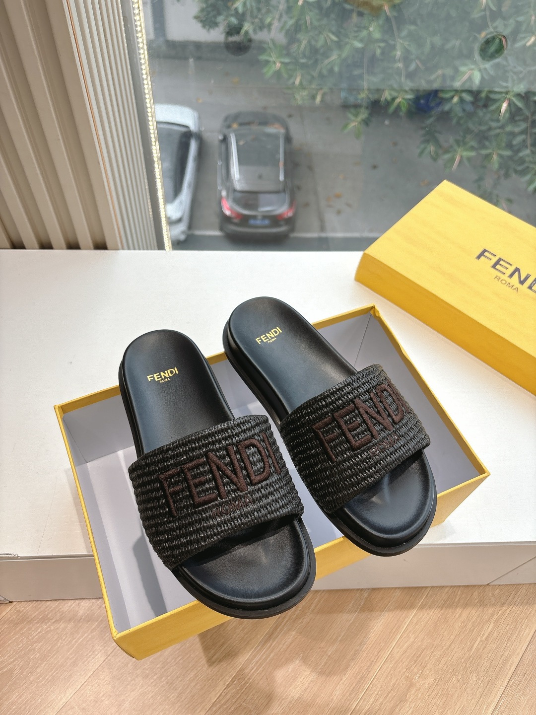 NO:406861,The WYSIWYG G191 Top Version Fendi Sandals and Slippers Show main promotion series, new products are launched, and the main promotion series of shoes that were inspired by the Fengu table foot design was transformed into this year's show. The new slippers of the season are known. The shoes are always designed to be full of high-end, high-end, elegant and versatile, and never out of date. The following steps of fashion trends cannot be left. Fabric woven, inner sheepskin, outsole original sole Size:# 35-44 (44 custom made without return or exchange) 39.40 Notes for men and women, slippers, fendi, fendi, sandals, slippers, sheepskin19860909所见即所得G191顶级版本Fendi 芬迪凉鞋拖鞋走秀主推系列,新品上线,芬具桌脚设计灵感改创于今年秀场的主推系列鞋履 当季新品拖鞋,众所周知,鞋子永远设计为高级感满满的,高端大气上档次且百搭永不过时,时尚潮流追随的脚步却无法落下 面料编织 内里羊皮 大底原版鞋底 Size:# 35-44(44定做不退不换）39.40备注男女,拖鞋,fendi,fendi,sandals,slippers,sheepskin,Women's Shoes