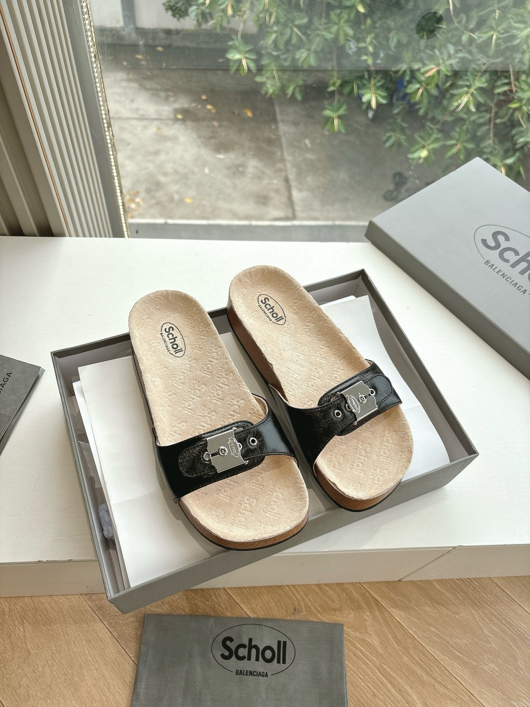 NO:406863,Purchase level G059 WYSIWYG Balenciag*25s Spring and Summer New Boken Cork Insole Slippers Sandals Balenciag is a very classic design, paired with the wild self of rivets!  It is full of unruly style, with the special natural patterns on the inner upper clear and delicate, and has a natural beauty!  It's very feminine to wear!  The new colors are also very beautiful!  Material butter leather Neli beef, outsole imported from Italy genuine leather sole Shoe size 35-39/40 41 Customized non-return and exchange, slippers, balenciaga, balenciaga, sandals, slippers, Leather soles19860909代购级别G059所见即所得Balenciag*25s春夏新款博肯软木鞋垫拖鞋凉鞋巴黎世家非常经典的设计,搭配铆钉的狂野自我！不羁风格满满,内里鞋面的特殊天然纹路清晰细腻,有一种自然美感！上脚特别有女人味！上新的新色搭配也都非常好看！ 材质牛油皮 内里牛里 大底意大利进口真皮大底 鞋码35-39/40 41定制不退换,拖鞋,balenciaga,balenciaga,sandals,slippers,Leather soles,Women's Shoes