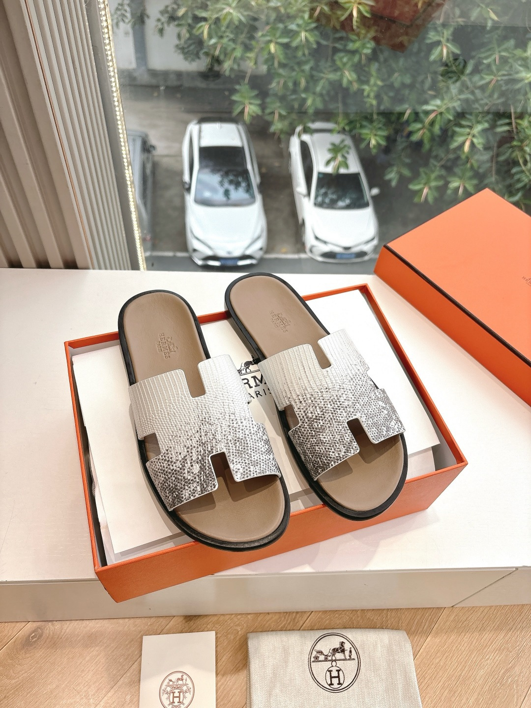 NO:264601,New spring and summer HERMES Hermes counter new model has been popular recently for couples H Ermei shoes, pig nose sandals and slippers, paired with various colored socks, it is very fashionable. The upper is imported lizard pattern cowhide (each pair has unique depth) imported leather inside, large sole genuine leather sole size for women 36-47 (47 customization, no return or exchange) 39.40 Notes for men and women, slippers, hermes, hermes, sandals, slippers, cowhide, socks19860909春夏新款HERMES爱马仕专柜新款最近火到不行的情侣款H二舅鞋猪鼻子凉鞋拖鞋, 搭配各种彩色袜子,潮爆了 鞋面进口蜥蜴纹牛皮(每一双的深浅都是独一无二) 内里进口真皮 大底真皮鞋底 码数女36-47(47定制不退不换)39.40备注男女码,拖鞋,hermes,hermes,sandals,slippers,cowhide,socks,Women's Shoes