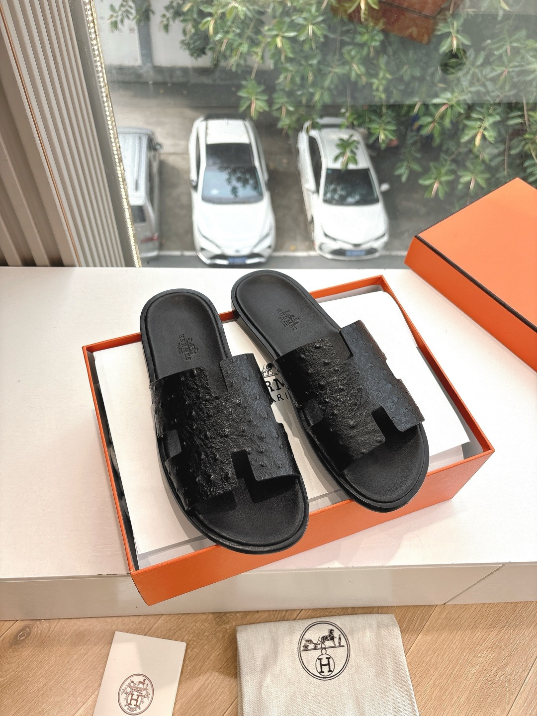 NO:264604,The new spring and summer version of the new HERMES Hermes counter model has been popular recently. The couple's H Ermeis shoes, pig nose sandals and slippers are paired with various colored socks. It is very fashionable. The upper is imported ostrich-patterned leather, the inner imported genuine leather, the sole is large. The size is 36-47 for women (47 customization, no return or exchange) 39.40 Notes for men and women, slippers, hermes, hermes, sandals, slippers, socks19860909所见即所得顶版春夏新款HERMES爱马仕专柜新款最近火到不行的情侣款H二舅鞋猪鼻子凉鞋拖鞋,搭配各种彩色袜子,潮爆了 鞋面进口鸵鸟纹皮 内里进口真皮 大底真皮鞋底 码数女36-47(47定制不退不换)39.40备注男女码,拖鞋,hermes,hermes,sandals,slippers,socks,Women's Shoes