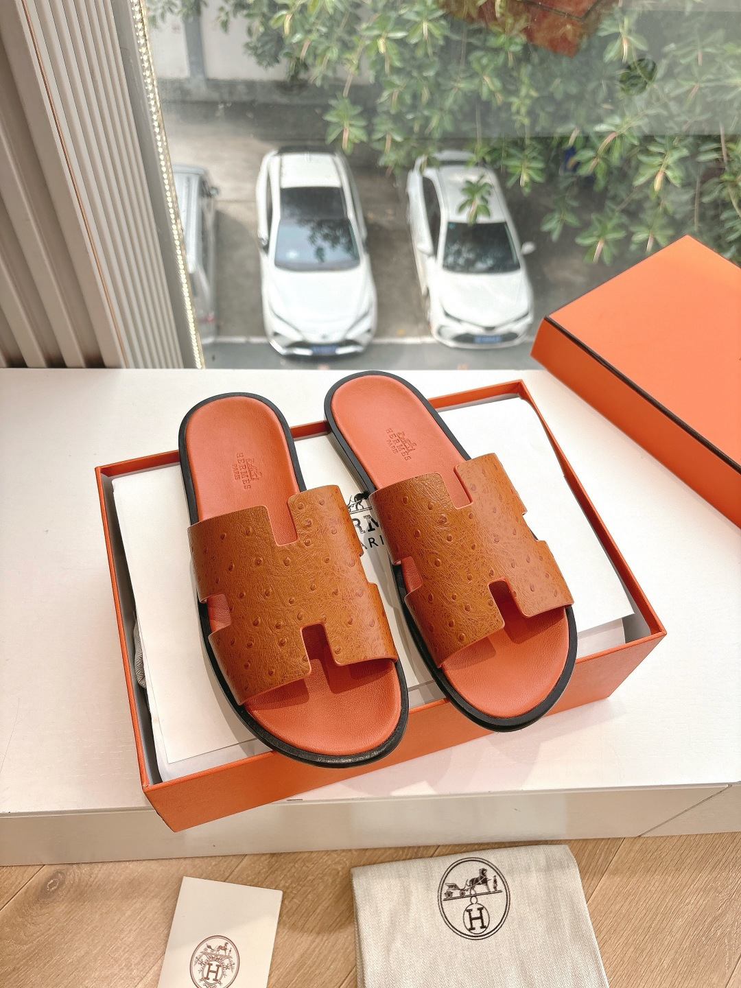 NO:264607,The new spring and summer version of the new HERMES Hermes counter model has been popular recently. The couple's H Ermeis shoes, pig nose sandals and slippers are paired with various colored socks, and it is very fashionable. The upper is imported lizard pattern cowhide (the depth of each pair is unique) The inner imported genuine leather, the sole is large and the size is women's 36-47 (47 customization, no return or exchange) 39.40 Notes for men and women, slippers, hermes, hermes, sandals, slippers, cowhide, socks19860909所见即所得顶版春夏新款HERMES爱马仕专柜新款最近火到不行的情侣款H二舅鞋猪鼻子凉鞋拖鞋,搭配各种彩色袜子,潮爆了 鞋面进口蜥蜴纹牛皮(每一双的深浅都是独一无二) 内里进口真皮 大底真皮鞋底 码数女36-47(47定制不退不换)39.40备注男女码,拖鞋,hermes,hermes,sandals,slippers,cowhide,socks,Women's Shoes