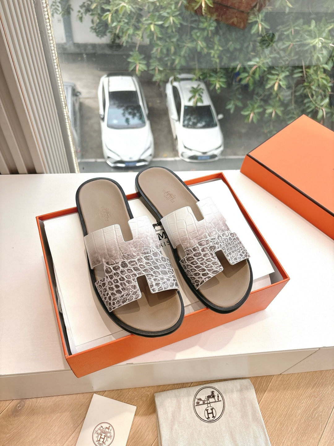 NO:264609,The new spring and summer version of the new HERMES Hermes counter model has been popular recently. The couple's H Ermeis shoes, pig nose sandals and slippers are paired with various colored socks. It is very fashionable. The upper is imported python pattern cowhide. The inner imported genuine leather. The sole is large. The size is 36-47 for women. (47 customized, no return or exchange) 39.40 Notes for men and women. Slippers, hermes, hermes, sandals, slippers, cowhide, socks19860909所见即所得顶版春夏新款HERMES爱马仕专柜新款最近火到不行的情侣款H二舅鞋猪鼻子凉鞋拖鞋,搭配各种彩色袜子,潮爆了 鞋面进口蟒蛇纹牛皮 内里进口真皮 大底真皮鞋底 码数女36-47(47定制不退不换)39.40备注男女码,拖鞋,hermes,hermes,sandals,slippers,cowhide,socks,Women's Shoes