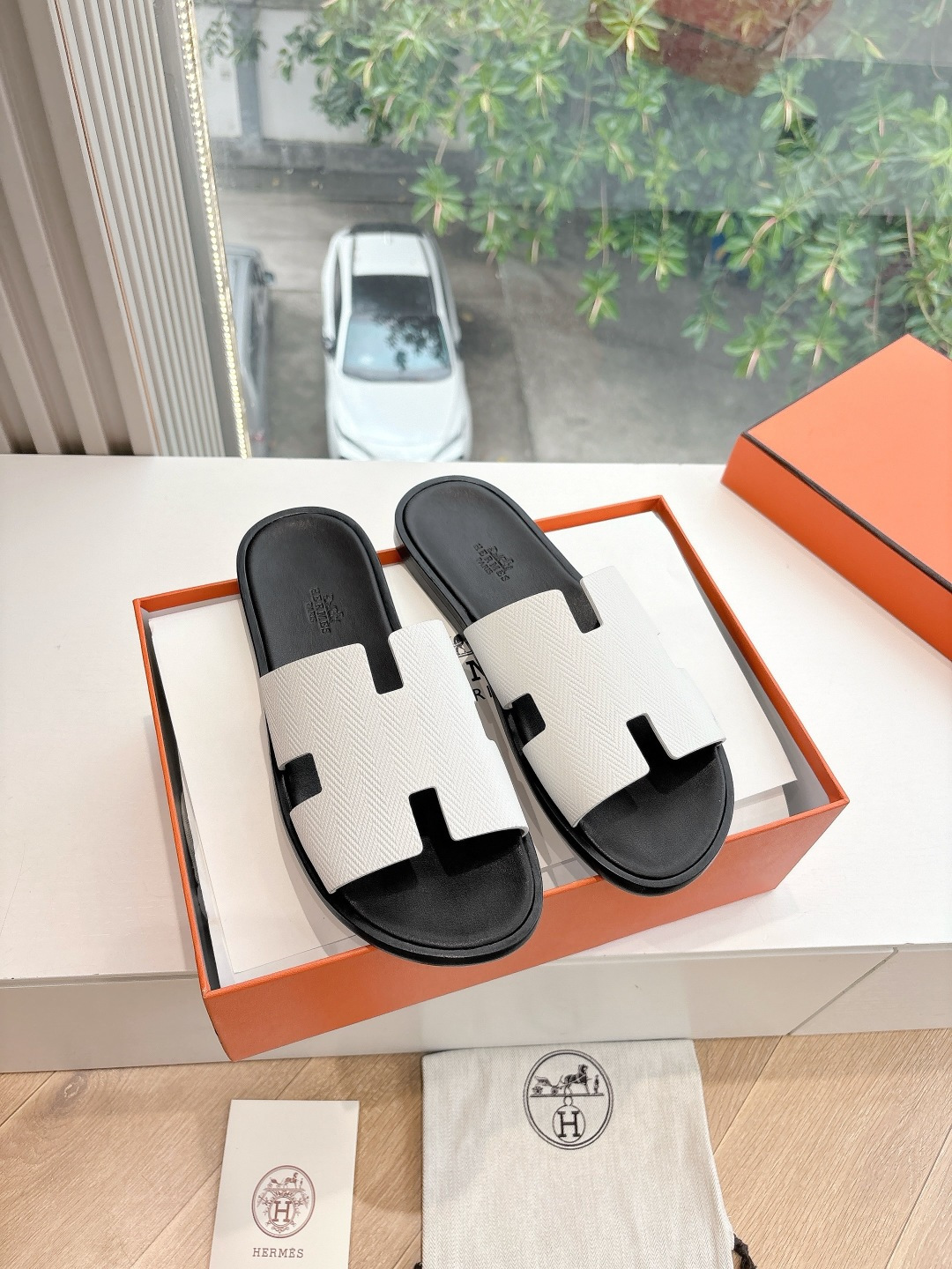 NO:264611,The new spring and summer version of the new HERMES Hermes counter model has been popular recently. The couple's H Ermeis shoes, pig nose sandals and slippers are paired with various colored socks. It is very fashionable. Imported cowhide on the upper, imported leather inside, and imported genuine leather sole. Size 36-47 for women. (47 customization, no return or exchange) 39.40 Notes for men and women, slippers, hermes, hermes, sandals, slippers, cowhide, socks19860909所见即所得顶版春夏新款HERMES爱马仕专柜新款最近火到不行的情侣款H二舅鞋猪鼻子凉鞋拖鞋,搭配各种彩色袜子,潮爆了 鞋面进口牛皮 内里进口真皮 大底真皮鞋底 码数女36-47(47定制不退不换)39.40备注男女码,拖鞋,hermes,hermes,sandals,slippers,cowhide,socks,Women's Shoes