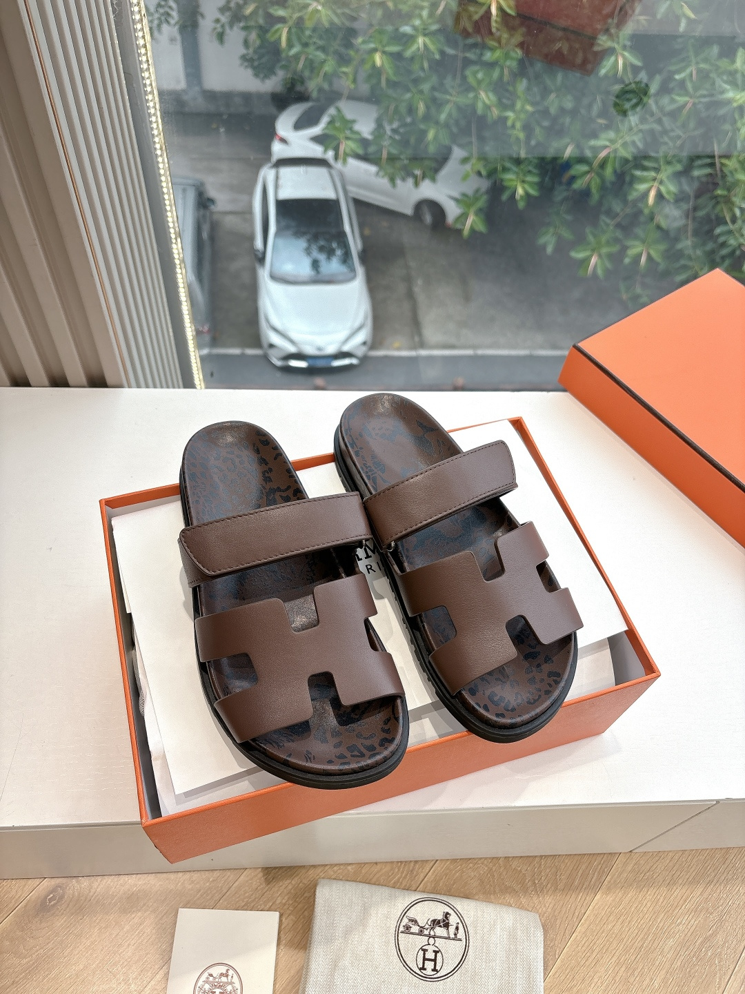 NO:406591,High-end men's size 10 G032* Hermes second uncle's drag. This year, all fabrics are made of barefoot or paired with socks, which are all fashionable. Imported cowhide leather, inner leather, original molded tpu sole (not ordinary rubber) Size 35-39 (41 customization) No return or change for women 40-44 (45-48 customization) No return or change for men, slippers, hermes, slippers, cowhide, socks19860909高版男码10 G032*爱马仕二舅拖 今年面料均选用光脚或者搭配个袜子穿,都时髦的不行哦 面料进口牛皮 内里真皮 鞋底原版开模tpu鞋底（非普通橡胶） 尺码35-39（41定制）不退不换女 40-44（45-48定制）不退不换男,拖鞋,hermes,slippers,cowhide,socks,Women's Shoes