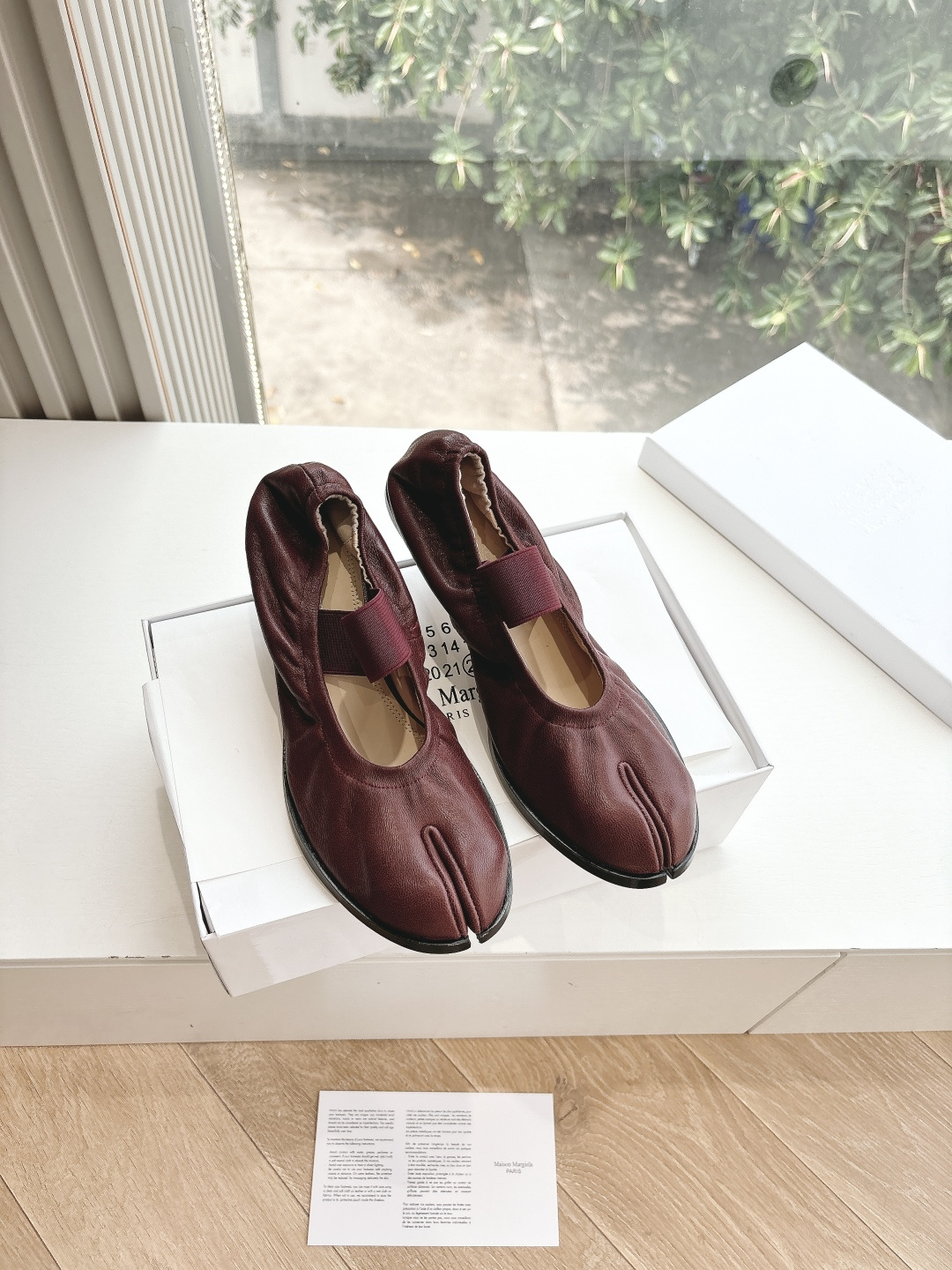 NO:403510,WYSIWYG G012 leather purchasing level #Majira Ballet Mary Jane Single Shoe Split Toe Tabi Majira logo Split toe design with a little strap design is very simple and distinctive, comfortable and easy to wear and not tired, imported cowhide upper, inner lining, sheepskin, original molded sole, size 35-40 (40.41 custom made without return or exchange), single shoes, masion margiela, mary jane, cowhide, sheepskin19860909所见即所得G012皮面代购级别 #马吉拉芭蕾玛丽珍单鞋分趾tabi马吉拉标志的分趾设计搭配一点点带子设计 很简约很有特色 脚感舒适好穿暴走不累 鞋面进口牛皮 内里羊皮内里 原版原版开模鞋底 码数35-40（40.41定做不退不换）,单鞋,masion margiela,mary jane,cowhide,sheepskin,Women's Shoes