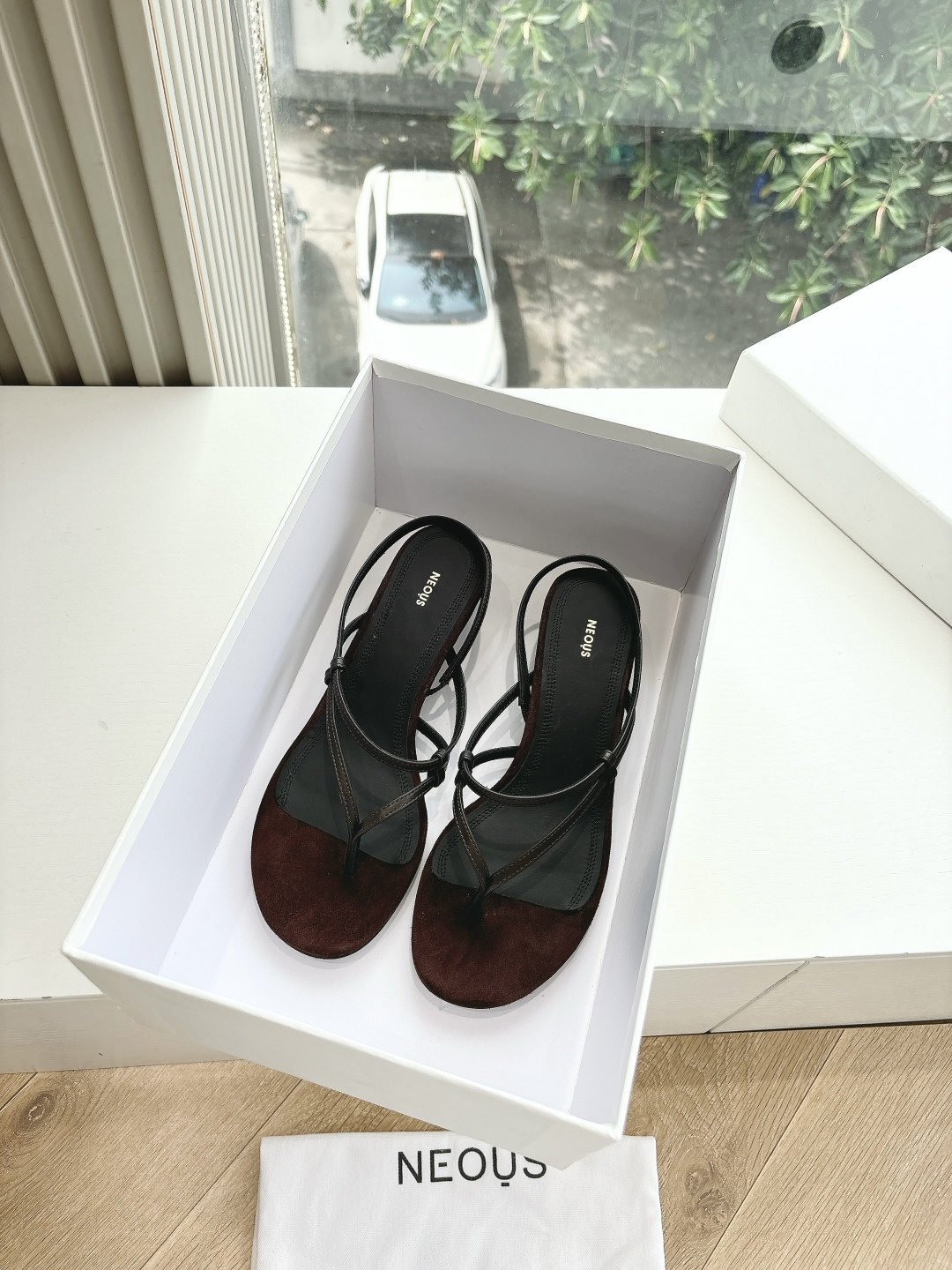 NO:266307,G009NEOUS2025 silk bow high heel slippers. Although Neous, a niche London shoe brand, is not as well-known as the popular brand, Neous's shoes have a lot of fans. With the brand, traditional Italian handmade shoe craftsmanship, the comfortable texture created by the materials of suede and leather, and the fashionable taste of geometric graphic design. The special geometric heels, fashionable and versatile styles make a name for themselves. For girls, there are never many comfortable and fashionable shoes. Neous, a niche shoe brand from London, can easily meet the needs of girls. Show a sexy and seductive style and stretch the slenderness of the feet. The thick heels are fashionable and versatile, making the figure look slim and tall, and it is more stable when walking. This year, this slipper is very popular. It has a unique sexy feeling and is integrated with the skin of the feet. It really shows long legs and creates a fashionable and beautiful feminine charm. Silk bow design is playful and cute. The foot pad has a good texture, strong skin-friendly feeling, breathable, moisture-absorbing, delicate and dry, and is not stuffy with the skin. This is a pair of shoes that can be remembered at one glance, simple and fashionable. Fabric sheepskin inner lining original inner lining silk sole height about 3cm Size 35-40 (40 customization, no return or replacement), sandals, sandals, slippers, sheepskin, real silk19860909G009NEOUS2025真丝蝴蝶结高跟拖鞋 小众伦敦鞋履品牌Neous 虽然不及大众品牌知名度高但 Neous的鞋款却有着一票粉丝,凭著品牌,传统意大利手工製鞋工艺、材料多用绒面革、皮革打造的舒适质感还有几何图形设计的时尚品味,特别几何型跟,时尚又百搭的样式闯出一片天 对于女生而言,舒适又时髦的鞋子永远不嫌多,来自伦敦的小众鞋履品牌 Neous便能轻松满足女生们的需求. 展现出性感撩人的风情,拉伸双脚的修长感. 粗跟,时尚百搭,显得身材苗条高挑,行走间更加稳固. 今年这款拖鞋十分的流行,它有着一种别样的性感,和脚部肌肤融为一体的感觉,真的很显腿长,打造出时尚靓丽的女性魅力. 真丝蝴蝶结设计 俏皮可爱 脚垫质感好,亲肤感强,透气吸湿细腻干爽,贴肤不闷脚. 这是一双一眼就能够让人记住的鞋子,简约中不失时尚 面料羊皮 内里原版内里 鞋底真丝鞋底 高度约3cm 尺码35-40（40定制不退不换）,凉鞋,sandals,slippers,sheepskin,real silk,Women's Shoes