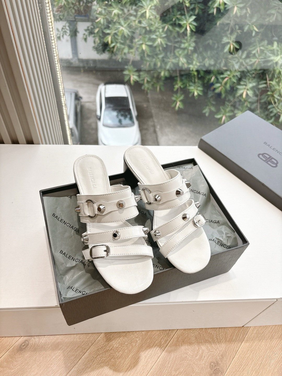 NO:266312,G289 WYSIWYG Balenciag*25s Spring and Summer New Ballet Shoes Balenciag is a very classic rivet design, the flat kitten heel is very sexy, and the wild self with rivets!  It is full of unruly style, with the special natural patterns on the inner upper clear and delicate, and has a natural beauty!  It's very feminine to wear!  The new colors are also very beautiful!  Material metal butter leather inner beef lining outsole imported from Italy genuine leather outsole shoe size 35-39/34.40 41.42 Customized non-return and exchange, slippers, balenciaga, balenciaga, slippers, Leather soles19860909G289所见即所得Balenciag*25s春夏新款芭蕾舞鞋巴黎世家非常经典的铆钉设计,平底小猫跟非常性感,搭配铆钉的狂野自我！不羁风格满满,内里鞋面的特殊天然纹路清晰细腻,有一种自然美感！上脚特别有女人味！上新的新色搭配也都非常好看！ 材质金属牛油皮 内里牛里 大底意大利进口真皮大底 鞋码35-39/34.40 41.42定制不退换,拖鞋,balenciaga,balenciaga,slippers,Leather soles,Women's Shoes