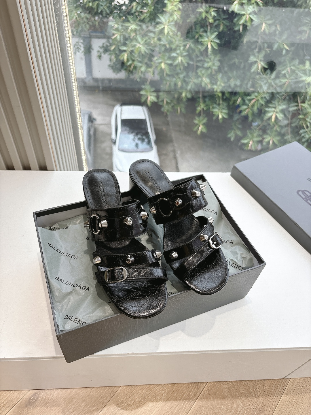 NO:266315,G289 WYSIWYG Balenciag*25s Spring and Summer New Ballet Shoes Balenciag is a very classic rivet design, the flat kitten heel is very sexy, and the wild self with rivets!  It is full of unruly style, with the special natural patterns on the inner upper clear and delicate, and has a natural beauty!  It's very feminine to wear!  The new colors are also very beautiful!  Material metal butter leather inner beef lining outsole imported from Italy genuine leather outsole shoe size 35-39/34. 41.42 Customized non-return and exchange, slippers, balenciaga, balenciaga, slippers, Leather soles19860909G289所见即所得Balenciag*25s春夏新款芭蕾舞鞋巴黎世家非常经典的铆钉设计,平底小猫跟非常性感,搭配铆钉的狂野自我！不羁风格满满,内里鞋面的特殊天然纹路清晰细腻,有一种自然美感！上脚特别有女人味！上新的新色搭配也都非常好看！ 材质金属牛油皮 内里牛里 大底意大利进口真皮大底 鞋码35-39/34. 41.42定制不退换,拖鞋,balenciaga,balenciaga,slippers,Leather soles,Women's Shoes