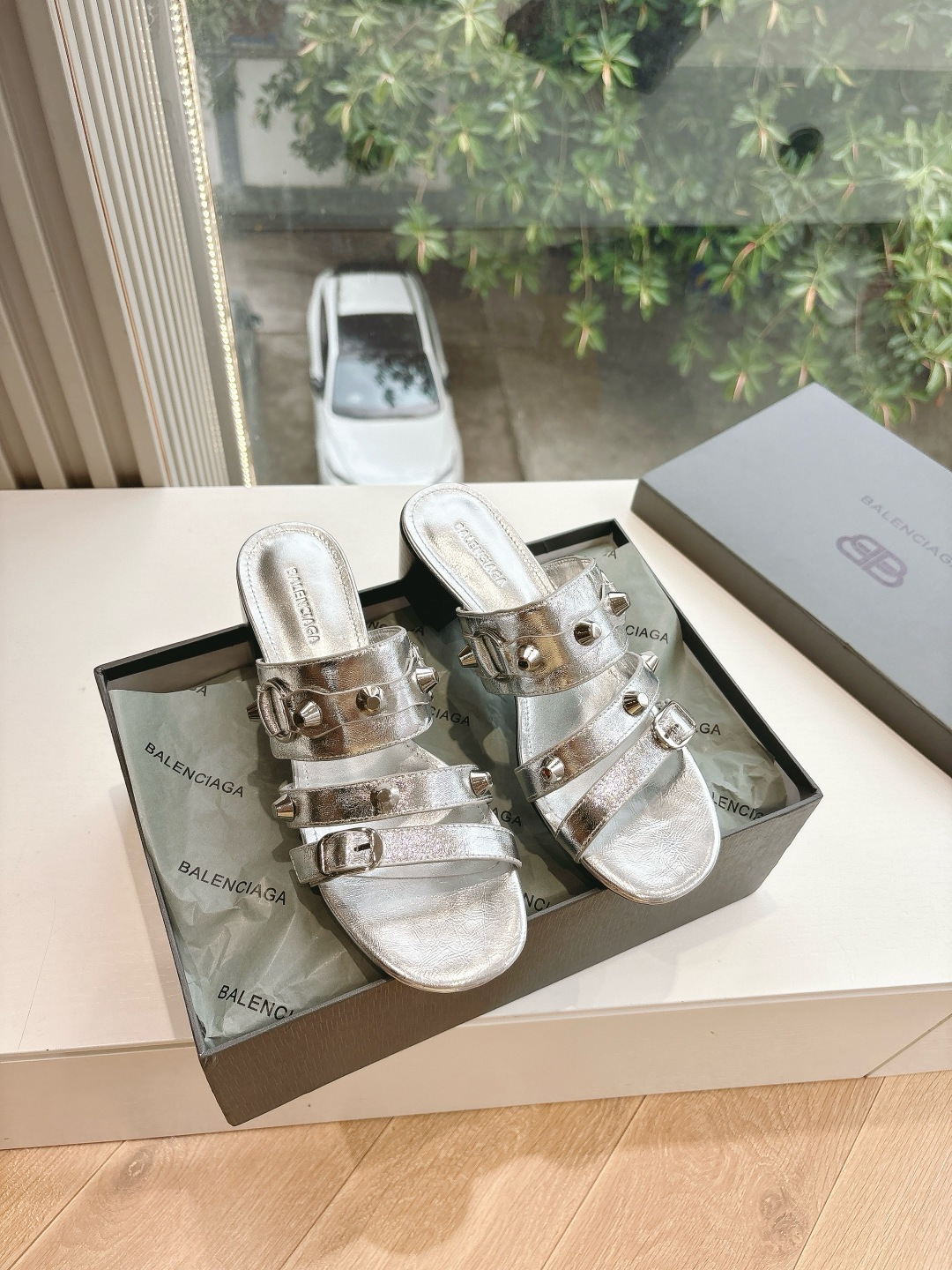 NO:266318,G289 WYSIWYG Balenciag*25s Spring and Summer New Ballet Shoes Balenciag is a very classic rivet design, the flat kitten heel is very sexy, and the wild self with rivets!  It is full of unruly style, with the special natural patterns on the inner upper clear and delicate, and has a natural beauty!  It's very feminine to wear!  The new colors are also very beautiful!  Material metal butter leather inner beef lining outsole imported from Italy genuine leather outsole shoe size 35-39/34.40 41.42 Customized non-return and exchange, slippers, balenciaga, balenciaga, slippers, Leather soles19860909G289所见即所得Balenciag*25s春夏新款芭蕾舞鞋巴黎世家非常经典的铆钉设计,平底小猫跟非常性感,搭配铆钉的狂野自我！不羁风格满满,内里鞋面的特殊天然纹路清晰细腻,有一种自然美感！上脚特别有女人味！上新的新色搭配也都非常好看！ 材质金属牛油皮 内里牛里 大底意大利进口真皮大底 鞋码35-39/34.40 41.42定制不退换,拖鞋,balenciaga,balenciaga,slippers,Leather soles,Women's Shoes