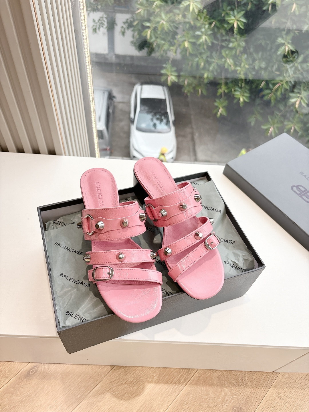 NO:266321,G289 WYSIWYG Balenciag*25s Spring and Summer New Ballet Shoes Balenciag is a very classic rivet design, the flat kitten heel is very sexy, and the wild self with rivets!  It is full of unruly style, with the special natural patterns on the inner upper clear and delicate, and has a natural beauty!  It's very feminine to wear!  The new colors are also very beautiful!  Material metal butter leather inner beef lining outsole imported from Italy genuine leather outsole shoe size 35-39/ 34.40 41.42 Customized non-return and exchange, slippers, balenciaga, balenciaga, slippers, Leather soles19860909G289所见即所得Balenciag*25s春夏新款芭蕾舞鞋巴黎世家非常经典的铆钉设计,平底小猫跟非常性感,搭配铆钉的狂野自我！不羁风格满满,内里鞋面的特殊天然纹路清晰细腻,有一种自然美感！上脚特别有女人味！上新的新色搭配也都非常好看！ 材质金属牛油皮 内里牛里 大底意大利进口真皮大底 鞋码35-39/ 34.40 41.42定制不退换,拖鞋,balenciaga,balenciaga,slippers,Leather soles,Women's Shoes