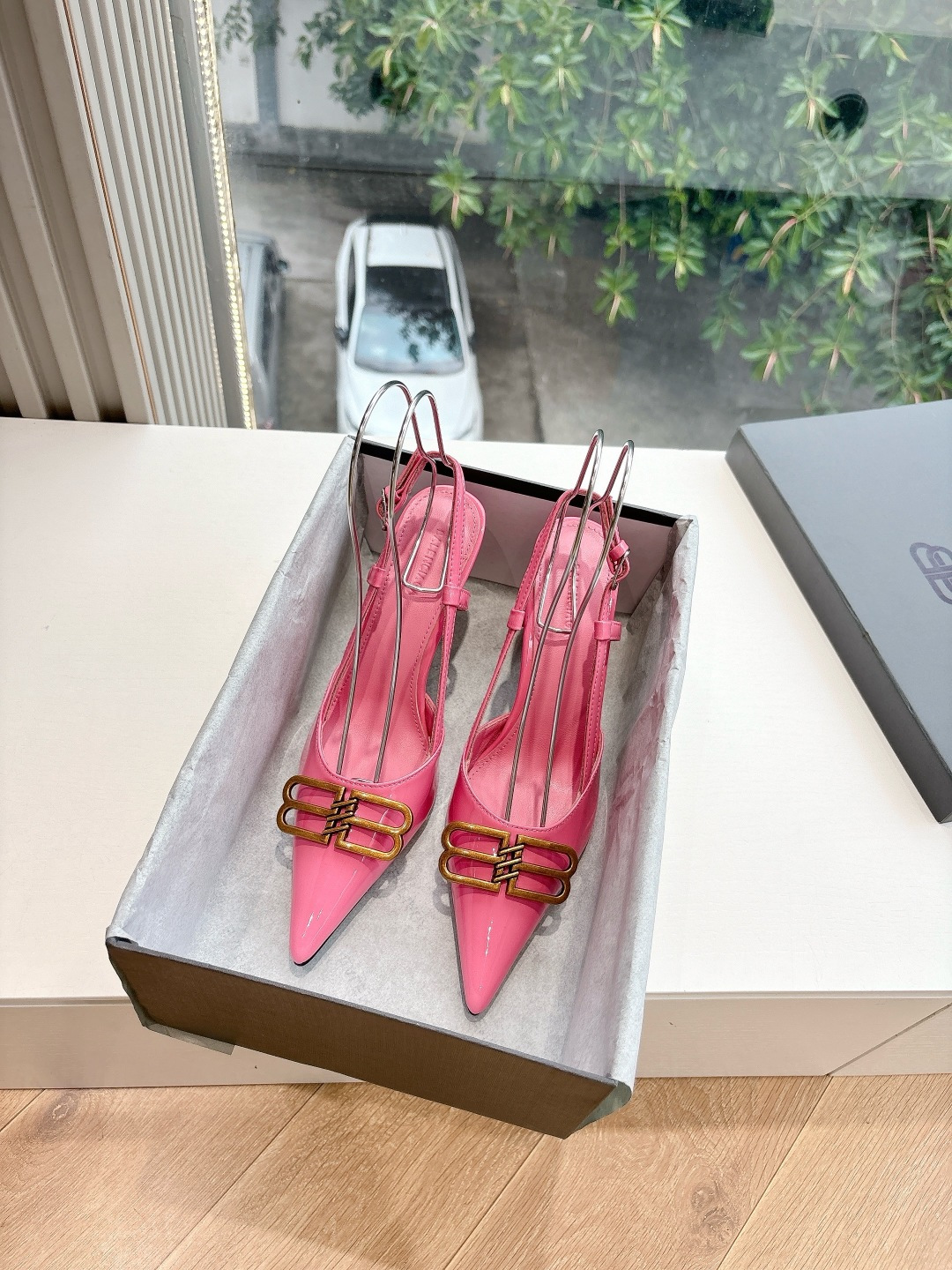 NO:266309,G289 WYSIWYG Balenciag*25s Spring and Summer New Ballet Shoes Balenciag is a very classic rivet design, high heels are very sexy, and the wild self with rivets!  It is full of unruly style, with the special natural patterns on the inner upper clear and delicate, and has a natural beauty!  It's very feminine to wear!  The new colors are also very beautiful!  Material metal butter leather inner beef, outsole imported from Italy genuine leather sole shoe size 35-39/34.40 41.42 Customized non-return and exchange, high heels, high heels, high heels, Leather soles19860909G289所见即所得Balenciag*25s春夏新款芭蕾舞鞋巴黎世家非常经典的铆钉设计,高跟鞋非常性感,搭配铆钉的狂野自我！不羁风格满满,内里鞋面的特殊天然纹路清晰细腻,有一种自然美感！上脚特别有女人味！上新的新色搭配也都非常好看！ 材质金属牛油皮 内里牛里 大底意大利进口真皮大底 鞋码35-39/34.40 41.42定制不退换,高跟鞋凉鞋,balenciaga,balenciaga,sandals,high heels,Leather soles,Women's Shoes