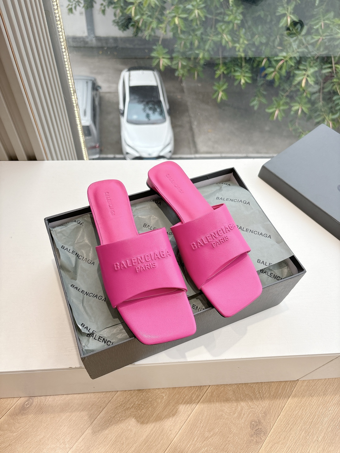 NO:266306,G289 WYSIWYG Balenciag*25s Spring and Summer New Flat Slippers Sandals Balenciag are very classic rivet design, the kitten heel is very sexy, and the wild self with rivets!  It is full of unruly style, with the special natural patterns on the inner upper clear and delicate, and has a natural beauty!  It's very feminine to wear!  The new colors are also very beautiful!  Material cowhide, inner ox, outsole, imported genuine leather, shoe size 35-39/40 41 42 Customized non-return, slippers, balenciaga, balenciaga, sandals, slippers, cowhide, Leather soles19860909G289所见即所得Balenciag*25s春夏新款平底拖鞋凉鞋巴黎世家非常经典的铆钉设计,小猫跟非常性感,搭配铆钉的狂野自我！不羁风格满满,内里鞋面的特殊天然纹路清晰细腻,有一种自然美感！上脚特别有女人味！上新的新色搭配也都非常好看！ 材质牛皮 内里牛里 大底意大利进口真皮大底 鞋码35-39/40 41 42定制不退换,拖鞋,balenciaga,balenciaga,sandals,slippers,cowhide,Leather soles,Women's Shoes