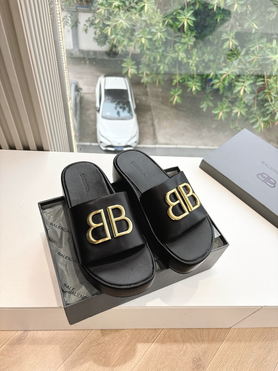 NO:266324,G289 WYSIWYG Balenciag*25s Spring and Summer New Flat Slippers Sandals Balenciag are very classic rivet design, bread slippers sandals are very sexy, and the wild self with rivets!  It is full of unruly style, with the special natural patterns on the inner upper clear and delicate, and has a natural beauty!  It's very feminine to wear!  The new colors are also very beautiful!  Material cowhide, inner ox, outsole, imported from Italy, genuine leather, shoe size 35-39/40 41 customized, non-return, slippers, balenciaga, balenciaga, sandals, slippers, cowhide, Leather soles19860909G289所见即所得Balenciag*25s春夏新款平底拖鞋凉鞋巴黎世家非常经典的铆钉设计,面包拖鞋凉鞋非常性感,搭配铆钉的狂野自我！不羁风格满满,内里鞋面的特殊天然纹路清晰细腻,有一种自然美感！上脚特别有女人味！上新的新色搭配也都非常好看！ 材质牛皮 内里牛里 大底意大利进口真皮大底 鞋码35-39/40 41定制不退换,拖鞋,balenciaga,balenciaga,sandals,slippers,cowhide,Leather soles,Women's Shoes