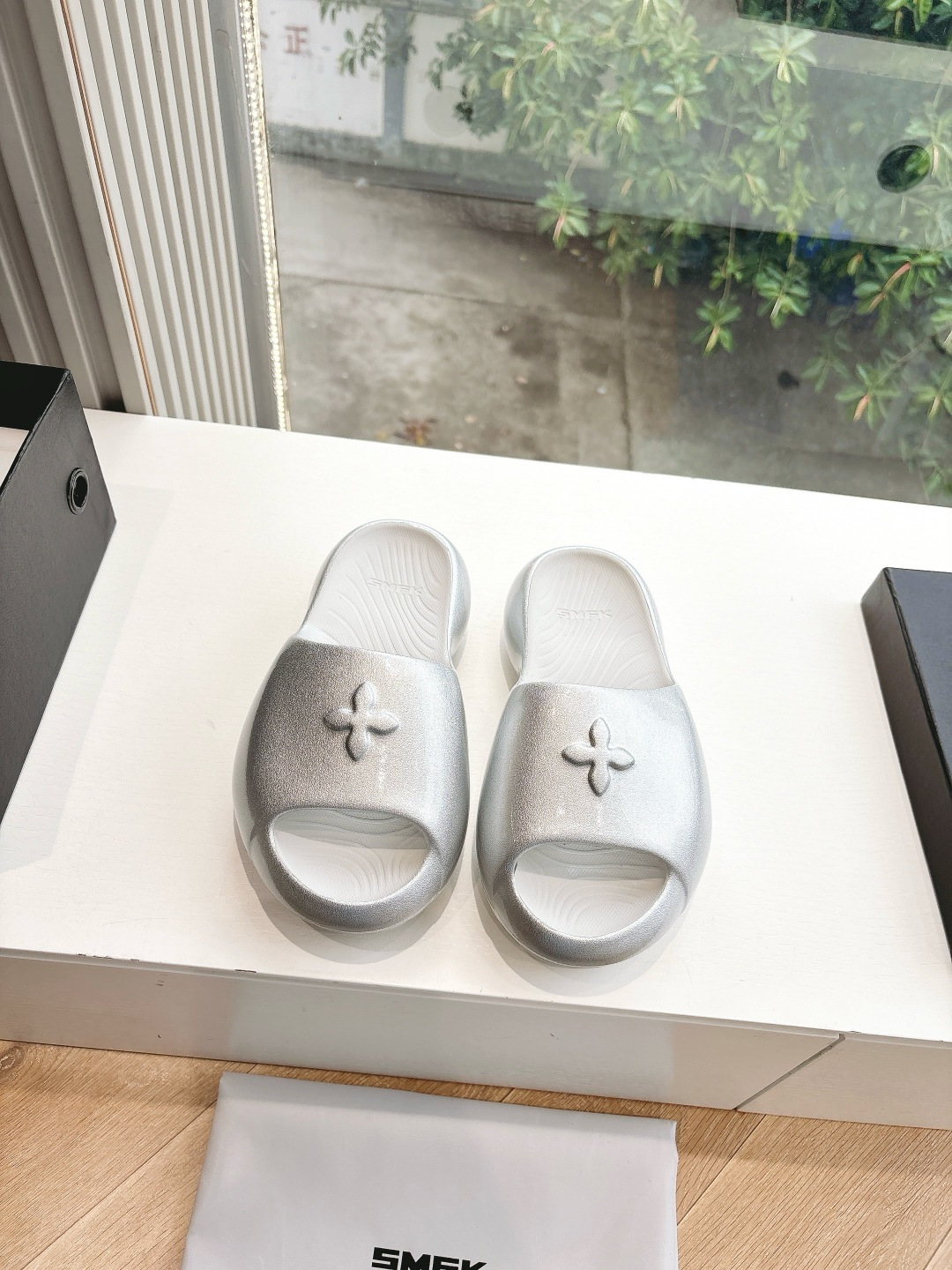 NO:266302,WYSIWYG G029 Top Edition SMFK Cross Bread Slippers 2025 Early Spring New Thick-soled Slippers Counter Out of Stock King, the heart-warming texture is full at first glance, the foot is invincible and can be used to close your eyes, it is one of the very fashionable items. Many internet celebrities and celebrities wear SMFK sneakers. The more you look at it, the more you look, the more you look, the more you look, the more you look, the more you look, the more you look, the more you look, the sole is super versatile. Original fabric, inner sheepskin, original molded sole, size 35-39# (40# custom made, no return or exchange), slippers, sneakers, slippers, sheepskin19860909所见即所得G029顶级版SMFK十字面包拖鞋2025早春新款厚底运动鞋专柜断货王,一眼心动质感拉满,上脚无敌增高,闭眼可入,非常时髦的单品之一超多网红博主、明星都穿SMFK的运动鞋,真的是越看越上头超级百搭 面料原版材质 内里羊皮 鞋底原版开模鞋底 码数35-39#（40#订做不退换）,拖鞋,sneakers,slippers,sheepskin,Women's Shoes