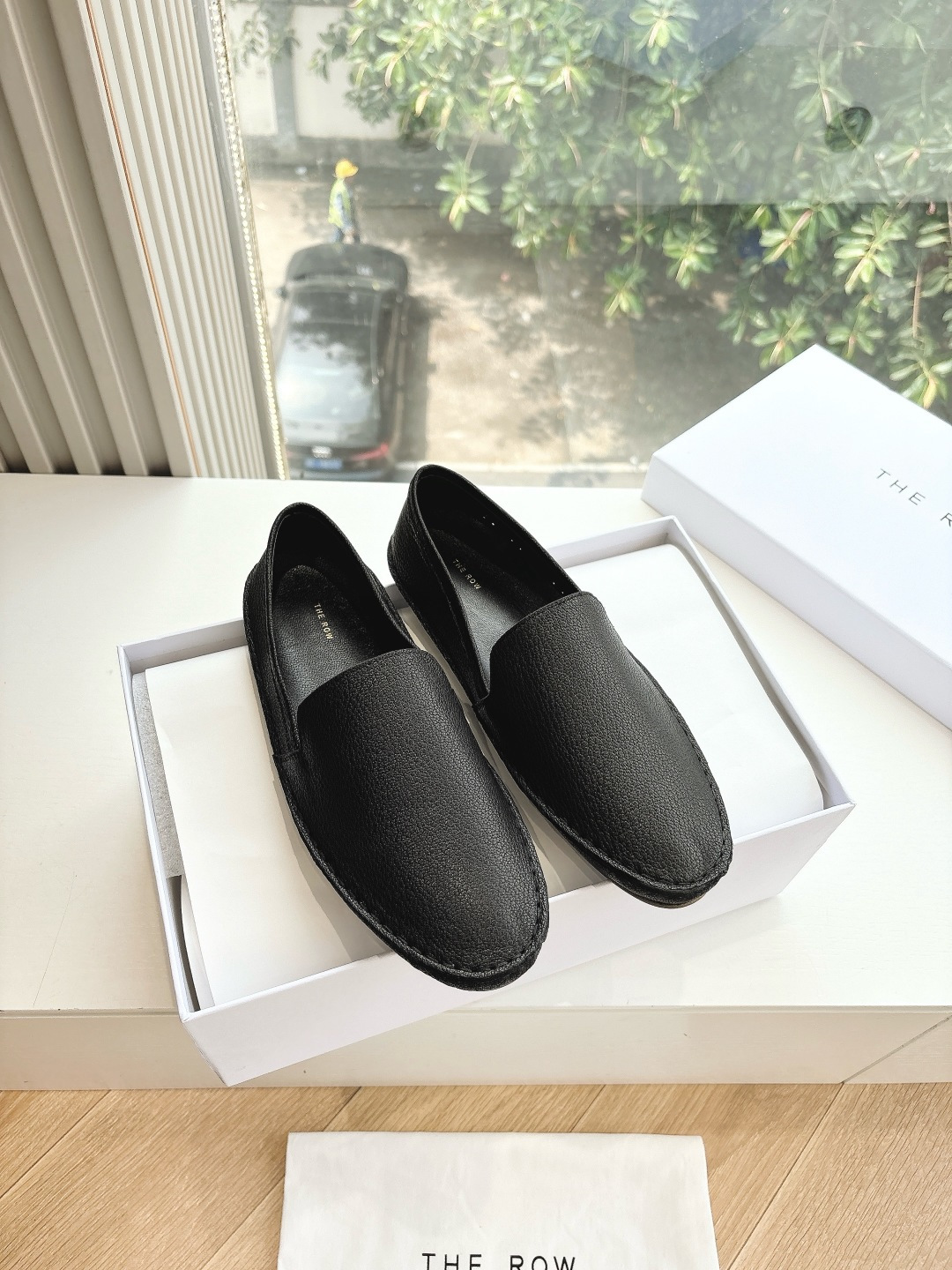 NO:266298,G319 What to See is What to Get TheRow Retro Loafers Shoes is a favorite of fashion experts. Every season's new products can firmly grasp everyone's eyes. This small heel shoe continues the brand's usual minimalist style, with a simple and elegant design, revealing an intellectual and elegant temperament, smooth and tense lines, and can be easily controlled whether it is daily travel or special occasions, allowing you to instantly transform into a goddess of temperament. The pointed-toe design is really irresistible. It is clean and neat and fully open, not only can perfectly modify the shape of the feet, but also has a retro and elegant charm, which makes people fall in love with it at a glance. Imported cowhide upper, imported cowhide inner footbed imported cowhide sole imported original sole size 35-39 (40 customization, no return or replacement), loafers, loafers, cowhide19860909G319所见即所得TheRow复古乐福鞋单鞋 简直是时尚达人们的心头好,每一季的新品都能牢牢抓住大家的眼球.这款小跟鞋延续了品牌一贯的极简风格,设计简洁大气,透露出一种知性优雅的气质,线条流畅而富有张力,无论是日常出行还是特殊场合,都能轻松驾驭,让你瞬间变身气质女神. 尖头设计,那真的是让人无法抗拒.它干净利落,气场全开,不仅能完美修饰脚型,还自带一种复古优雅的韵味,让人一眼就爱上. 鞋面进口牛皮 内里垫脚进口牛皮 鞋底进口原版鞋底 尺码35-39(40定制不退不换),乐福鞋,loafers,cowhide,Women's Shoes