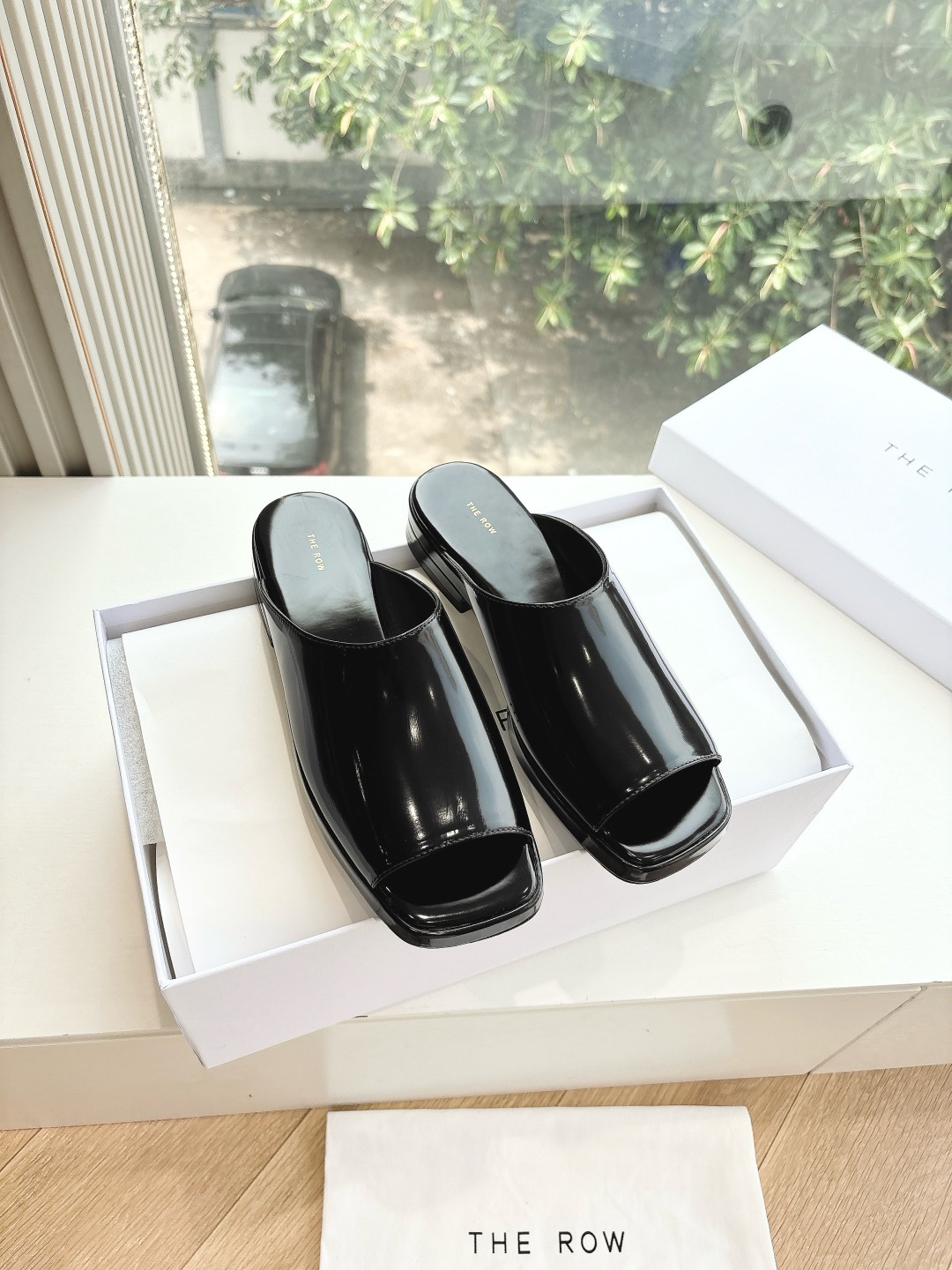 NO:266296,G319 What to See is What to Get TheRow Sandals and Slippers are simply the favorite of fashion experts. The new products of each season can firmly grasp everyone's eyes. This small heel continues the brand's usual minimalist style, with a simple and elegant design, revealing an intellectual and elegant temperament, with smooth and tension, and can easily control it for daily travel or special occasions, allowing you to instantly transform into a goddess of temperament. The pointed-toe design is really irresistible. It is clean and neat and fully open, not only perfectly modify the shape of the feet, but also has a retro and elegant charm, which makes people fall in love with it at a glance. Imported cowhide upper, imported cowhide inner footbed imported cowhide sole imported original sole size 35-39 (40 custom-made, no return or replacement), slippers, sandals, slippers, cowhide19860909G319所见即所得TheRow凉鞋拖鞋 简直是时尚达人们的心头好,每一季的新品都能牢牢抓住大家的眼球.这款小跟鞋延续了品牌一贯的极简风格,设计简洁大气,透露出一种知性优雅的气质,线条流畅而富有张力,无论是日常出行还是特殊场合,都能轻松驾驭,让你瞬间变身气质女神. 尖头设计,那真的是让人无法抗拒.它干净利落,气场全开,不仅能完美修饰脚型,还自带一种复古优雅的韵味,让人一眼就爱上. 鞋面进口牛皮 内里垫脚进口牛皮 鞋底进口原版鞋底 尺码35-39(40定制不退不换),拖鞋,sandals,slippers,cowhide,Women's Shoes