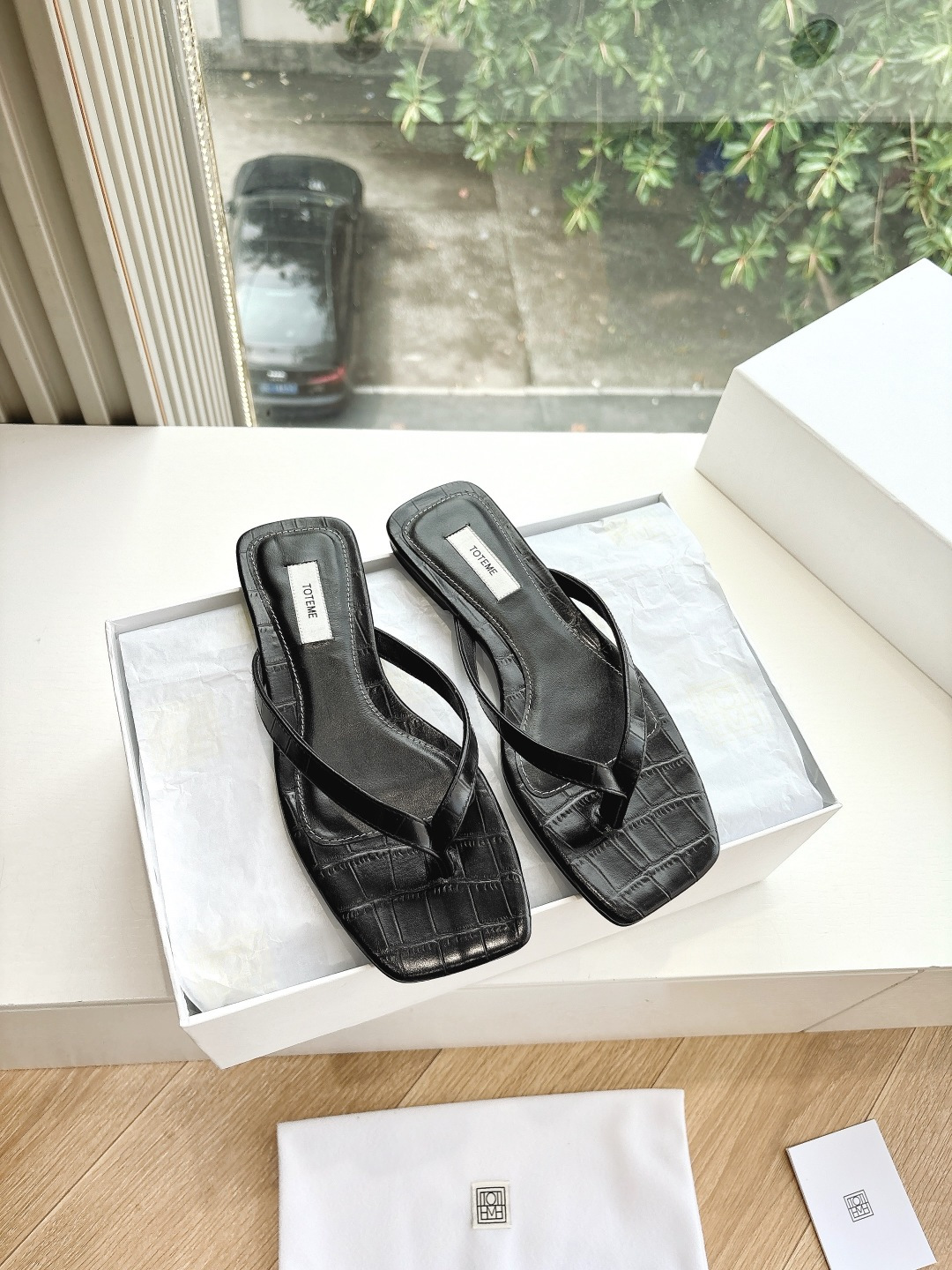 NO:266292,TotemeG213s Purchase Level Flip-Flip-Flops Sleeve Lazy Shoes Swedish Niche TOTEME, 22-year new Nordic minimalist style, retro small square toe, full leather inside and outside, soft, seemingly simple shoes, actually consumes materials and heavy industry, the entire sole and shoe surface are a whole piece of leather, so the material consumption is too large, the shoe lasting method is high-density latex, comfortable and soft, delicate, the foot is delicate, very pedicure-shaped, the heel is soft and tight, and it is not easy to fall off the heel. It is suitable for wearing in places with good ground environment. It is very suitable for driving friends. Original material of fabric, cowhide, sheepskin, original fabric, inner sheepskin, insole, sheepskin, outsole, Italian genuine leather sole, size 35-39/40.41 Customized, no return or exchange, split toe shoes, slippers, cowhide, sheepskin19860909TotemeG213s 代购级别夹脚人字拖鞋一脚蹬懒人鞋瑞典小众 TOTEME,22 年新款北欧极简风格,复古小方头,里外全皮,柔软,看似简单的鞋子,实际耗料又重工,整个大底和鞋 面是一整块皮,所以开料耗料太大,套楦鞋做法,高密度乳胶,舒适柔软,上脚秀气,很修脚型,后跟软松紧,不易掉跟. 适合地面环境好的地方穿着. 开车的朋友很合适. 面料原版材质牛皮 内里羊皮 鞋墊羊皮 大底意大利真皮底 码数35-39/40.41定制不退不换,分趾鞋,slippers,cowhide,sheepskin,Women's Shoes