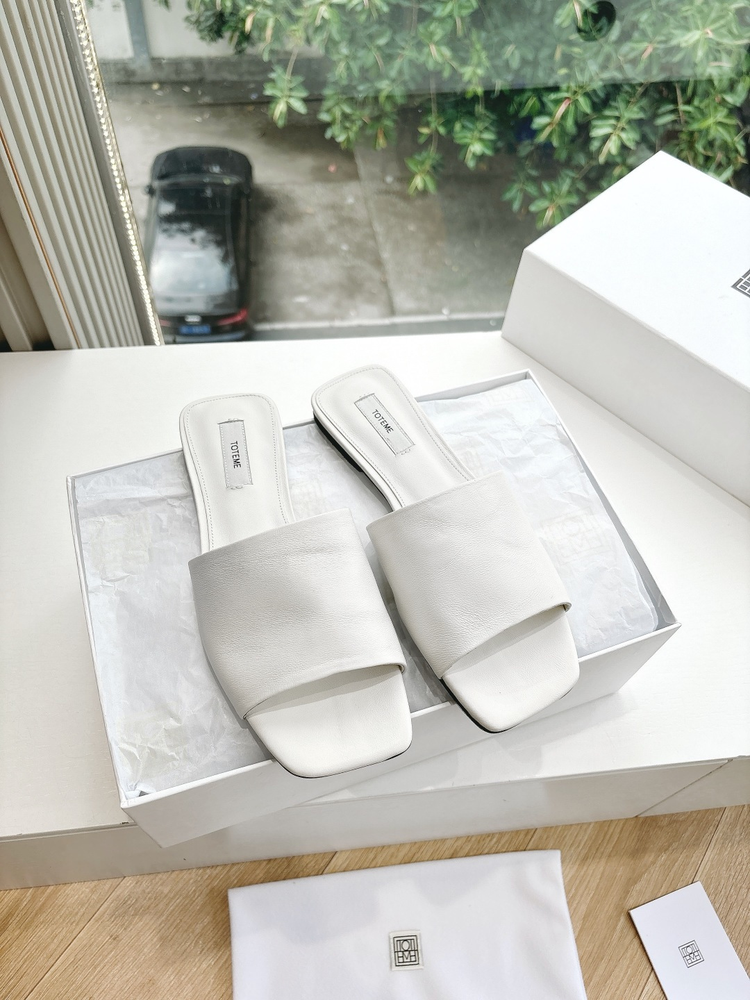 NO:266288,TotemeG213s Purchasing grade one-strip shoes one-leg lazy shoes Swedish niche TOTEME, 22-year new Nordic minimalist style, retro small square toe, full leather inside and outside, soft, seemingly simple shoes, actually consumes materials and heavy industry, the entire sole and shoe surface are a whole piece of leather, so the opening material consumes too much, the method of shoe lasting, high-density latex, comfortable and soft, delicate on the feet, very pedicure-shaped, soft and tight heel, not easy to fall off. Suitable for wearing in places with good ground environment. It is very suitable for driving friends. Original material of fabric, cowhide, sheepskin, original fabric, inner sheepskin, insole, sheepskin, outsole, Italian genuine leather sole, size 35-39/40.41 Customized, no return or replacement, slippers, slippers, cowhide, sheepskin19860909TotemeG213s 代购级一字带鞋一脚蹬懒人鞋瑞典小众 TOTEME,22 年新款北欧极简风格,复古小方头,里外全皮,柔软,看似简单的鞋子,实际耗料又重工,整个大底和鞋 面是一整块皮,所以开料耗料太大,套楦鞋做法,高密度乳胶,舒适柔软,上脚秀气,很修脚型,后跟软松紧,不易掉跟. 适合地面环境好的地方穿着. 开车的朋友很合适. 面料原版材质牛皮 内里羊皮 鞋墊羊皮 大底意大利真皮底 码数35-39/40.41定制不退不换,拖鞋,slippers,cowhide,sheepskin,Women's Shoes