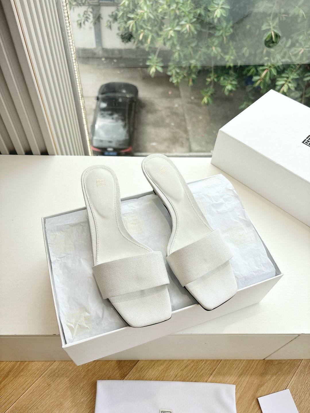 NO:266290,TotemeG213s Purchase grade one-strip shoes one-leg lazy shoes Swedish niche TOTEME, 22-year new Nordic minimalist style, retro small square toe, full leather inside and outside, soft, seemingly simple shoes, actually consumes materials and heavy industry, the entire sole and shoe surface are a whole piece of leather, so the material consumption is too large, the method of shoe lasting, high-density latex, comfortable and soft, delicate, and very pedicure-like, suitable for wearing in places with good ground environment. It is very suitable for driving friends. Fabric original silk, inner sheepskin, insole sheepskin, outsole Italian leather sole Size 35-39/40.41 Customized, no return or replacement, slippers, slippers, sheepskin, real silk19860909TotemeG213s 代购级一字带鞋一脚蹬懒人鞋瑞典小众 TOTEME,22 年新款北欧极简风格,复古小方头,里外全皮,柔软,看似简单的鞋子,实际耗料又重工,整个大底和鞋 面是一整块皮,所以开料耗料太大,套楦鞋做法,高密度乳胶,舒适柔软,上脚秀气,很修脚型, 适合地面环境好的地方穿着. 开车的朋友很合适. 面料原版真丝 内里羊皮 鞋墊羊皮 大底意大利真皮底 码数35-39/40.41定制不退不换,拖鞋,slippers,sheepskin,real silk,Women's Shoes