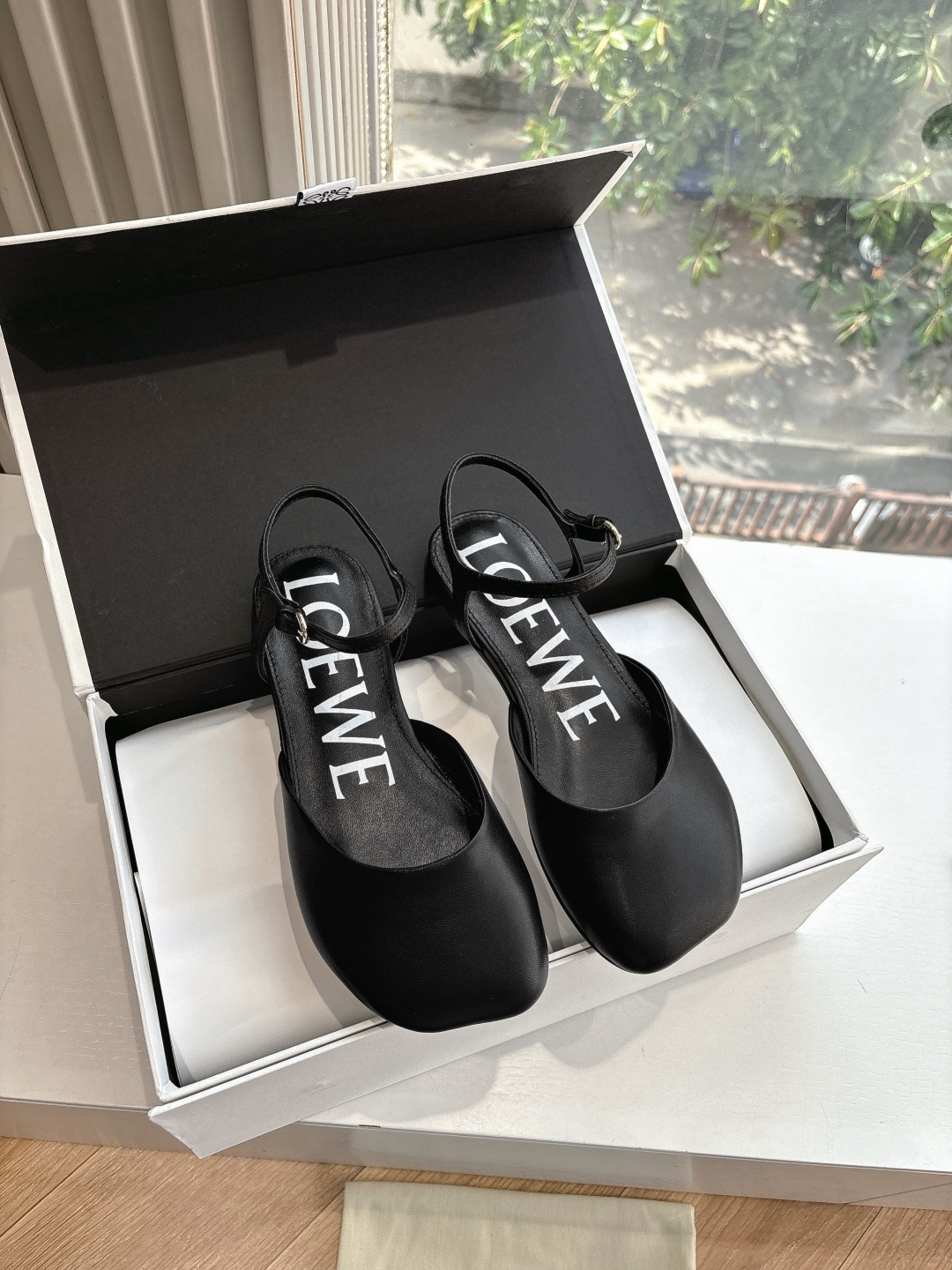 NO:406865,G027 What to see is what to get purchasing level What to see is what to get LOEWE Loewe 25ss Spring and summer new Mary Zhen sandal slippers Crazy grass planting simple design feels cleaner and more elegant, you can never forget it. The color is also very pleasing and beautiful, and the temperament is full of aura when you put it on your feet, which is invincible and handsome and stylish. The upper is imported from sheepskin. The inner imported sheepskin sole imported from Italy. The sole is imported from genuine leather sole. Size35-40 (40 customized and non-refundable), sandals, loewe, loewe, sandals, mary jane, slippers, sheepskin19860909G027所见即所得代购级别所见即所得LOEWE 罗意威 25ss 春夏新品玛丽珍凉鞋拖鞋 疯狂种草简约设计感觉更干净优雅让你念念不忘 颜色也很耐看漂亮,上脚瞬间气质十足气场,简直无敌帅气有型 鞋面进口采用羊皮 内里进口羊皮 鞋底意大利进口真皮鞋底 Size35-40(40 定制不退换）,凉鞋,loewe,loewe,sandals,mary jane,slippers,sheepskin,Women's Shoes