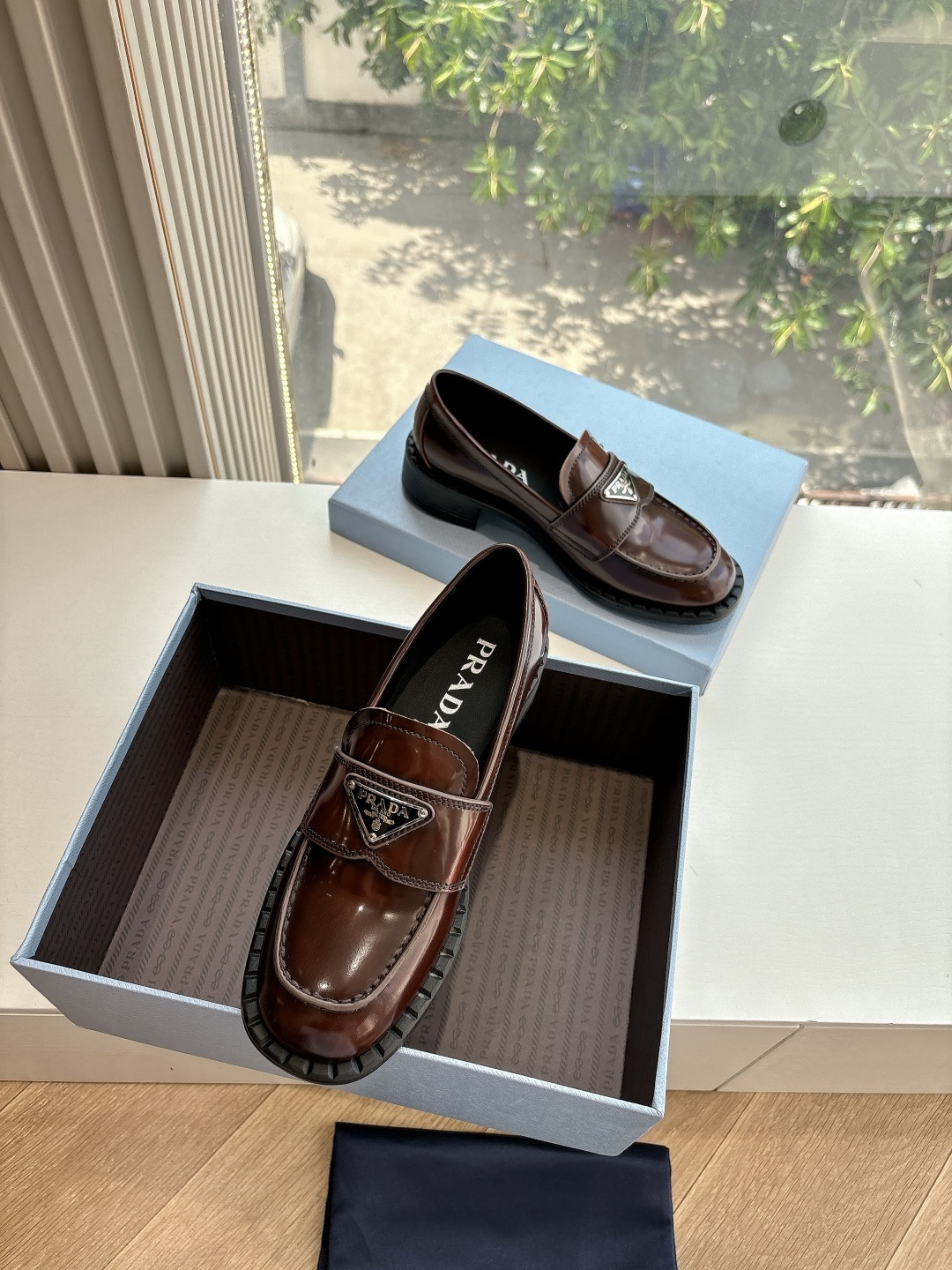 NO:406576,G011 WYSIWYG Prada Prada 2025 latest spring and summer new Mary Jane ballet flat single shoe nail diamond retro fashionable upper, making the whole pair of shoes light and comfortable, bright colors satisfy a variety of choices for fashionable people in different styles!  The iconic metal triangle logo Mary Jane Loafers color polishing craftsmanship is a unique combination of ancient style, and every design element is on the trendy point!  Fabric imported edge beads (color polishing process)) inner lining imported sheepskin inner lining thick sole size 35-39 (40.41 custom made without return or replacement), loafers, prada, prada, loafers, mary jane, sheepskin19860909G011所见即所得prada普拉达2025最新春夏新款玛丽珍芭蕾平底单鞋烫钻复古时髦鞋面,让整双鞋轻便舒适 鲜艳色彩 满足不同风格时髦人士的多种选择！标志性金属三角标玛丽珍乐福鞋擦色工艺每一双都是独一无二搭配古造型,每一个设计元素都踩在时髦点上！ 面料进口开边珠(擦色工艺)) 内里进口羊皮内里 底厚原版鞋底 码数35-39（40.41定制不退不换）,乐福鞋,prada,prada,loafers,mary jane,sheepskin,Women's Shoes