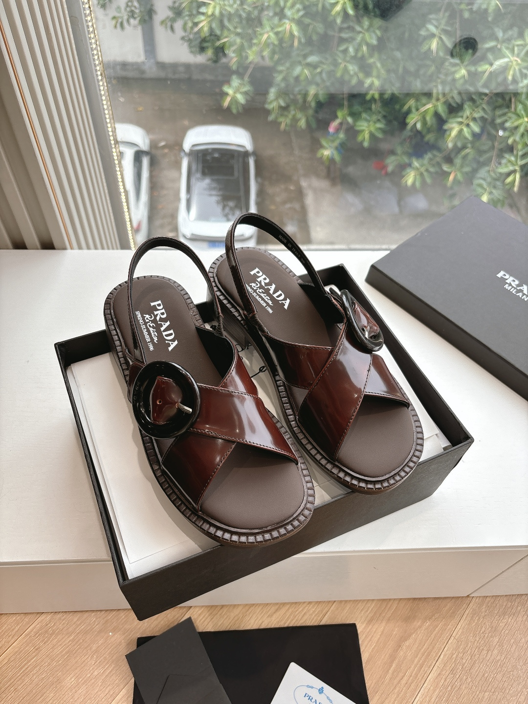 NO:406556,G741 WYSIWYG Prada Prada 2025 latest spring and summer new Mary Jane ballet flat single shoe nail diamond retro fashionable upper, making the whole pair of shoes light and comfortable, bright colors satisfy a variety of choices for fashionable people in different styles!  The iconic metal triangle logo Mary Jane Loafers color polishing craftsmanship is a unique combination of ancient style, and every design element is on the trendy point!  Fabric imported edge beads, inner lining imported sheepskin inner lining, thick sole, size 35-39 (40. Customized, no return or replacement), sandals, prada, prada, loafers, sandals, mary jane, sheepskin19860909G741所见即所得prada普拉达2025最新春夏新款玛丽珍芭蕾平底单鞋烫钻复古时髦鞋面,让整双鞋轻便舒适 鲜艳色彩 满足不同风格时髦人士的多种选择！标志性金属三角标玛丽珍乐福鞋擦色工艺每一双都是独一无二搭配古造型,每一个设计元素都踩在时髦点上！ 面料进口开边珠 内里进口羊皮内里 底厚原版鞋底 码数35-39（40.定制不退不换）,凉鞋,prada,prada,loafers,sandals,mary jane,sheepskin,Women's Shoes