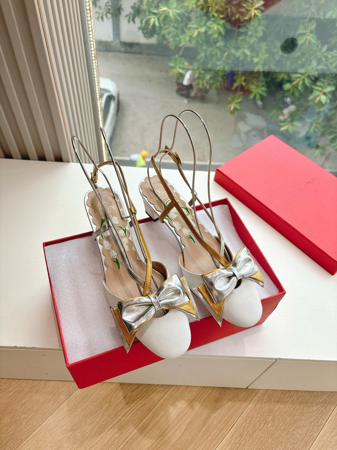 NO:406561,G289 WYSIWYG VALENTINO Valentino Classic 2025 Spring and Summer VLOGO SIGNATURE Metal Button Sandals Bag Toe Shoe Stylish Lines. Excellent Style Comfortable, Increase, Slim, Lengthen Leg Lines. Comfortable, Increase, Slim, Lengthen Leg Lines. Original Imported Material of Upper (Underged Retro Metal Button) Inner Original Genuine Leather Sole Sole Genuine Leather Sole Size 35-39 (40.41.42 Customized, No Return or Exchange), Sandals, Valentino, Valentino, Sandals19860909G289所见即所得VALENTINO华伦天奴经典2025春夏VLOGO SIGNATURE金属扣凉鞋包头 鞋型线条流畅.版型超赞上脚舒适.增高.显瘦.拉长腿部线条 上脚舒适.增高.显瘦.拉长腿部线条 鞋面原版进口材质(做旧复古金属扣) 内里原版真皮鞋底 鞋底真皮鞋底 尺码35-39 (40.41.42定制不退不换),凉鞋,valentino,valentino,sandals,Women's Shoes