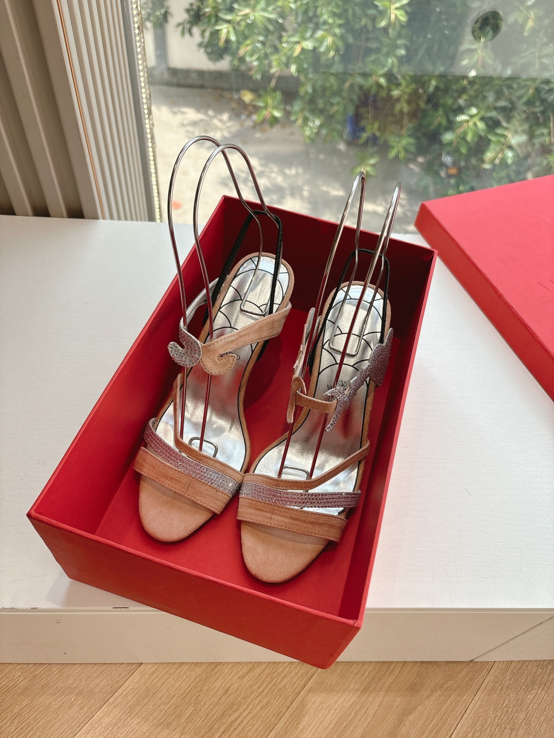 NO:406566,G289 WYSIWYG VALENTINO Valentino Classic 2025 Spring and Summer VLOGO SIGNATURE Metal Button Sandals Bag Toe Shoe Stylish Lines. Excellent Style Comfortable, Increase, Slimming, Extended Leg Lines Comfortable, Increase, Slimming, Elongated Leg Lines Comfortable, Increase, Slimming, Elongated Leg Lines Original Imported Materials of the Upper Inner Original Genuine Leather Sole Sole Size 35-39 (40.41.42 Customized, No Return or Exchange), Sandals, Valentino, Valentino, Sandals19860909G289所见即所得VALENTINO华伦天奴经典2025春夏VLOGO SIGNATURE金属扣凉鞋包头 鞋型线条流畅.版型超赞上脚舒适.增高.显瘦.拉长腿部线条 上脚舒适.增高.显瘦.拉长腿部线条 鞋面原版进口材质 内里原版真皮鞋底 鞋底真皮鞋底 尺码35-39 (40.41.42定制不退不换),凉鞋,valentino,valentino,sandals,Women's Shoes