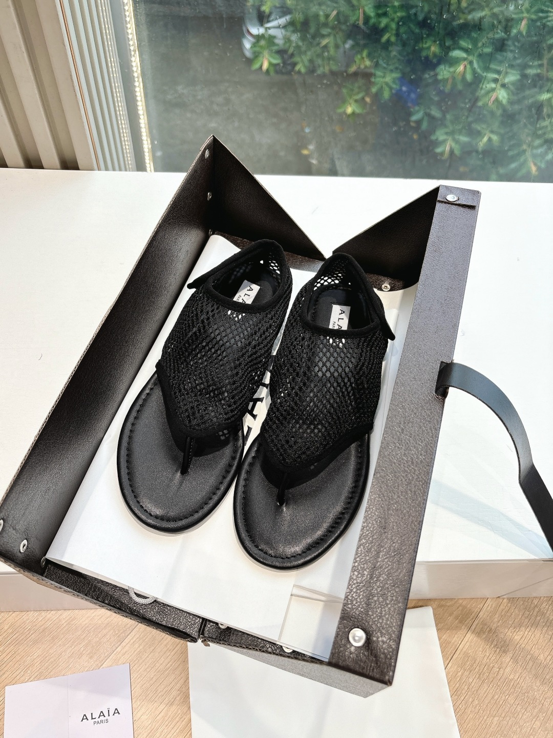 NO:406866,The original version of the WYSIWYG G223 purchasing level was purchased from the French first-tier luxury brand ALAIA Alaia Fish Net Mules Bag Toe Sandals 2025SS French Fairy Ballet Flat-soled Dancing Shoes. The ALAIA brand originated from its founder. Fish Net Sandals Mary Jane Single Shoes Azzedine Alaia is the founder of the 'super tight and sexy' trend in the 1980s. It is called 'King of cling'. He is one of the most legendary designers in the fashion industry. Azzedine Alaia cleverly exaggerates the sexy side, both sober and cautious, modern, and super close-fitting sexy rivets, metal rings, tight bra and sexy snake skin. These Alaia design elements are still constantly appearing on the show stages of major brands. The style of the Alaia brand is as sexy and modern as its fashion, imported fabrics and woven, and the original material of the original sole  Size 35-39 (40.41. Custom made) / Normal size Original packaging, sandals, alaia, sandals, mary jane, snakeskin19860909所见即所得G223代购级别原版购入法国一线奢侈品牌ALAIA 阿莱亚鱼网穆勒鞋包头凉鞋2025SS法式仙女芭蕾舞平底跳舞鞋,ALAIA品牌源自其创始人,渔网凉鞋玛丽珍单鞋Azzedine Alaia是上世纪80 年代“超紧身性感”风潮的创始人,被称作“King of cling”, 他是时尚界最传奇的设计师之一.Azzedine Alaia 聪明地将性感一边更夸张,既清醒谨慎摩登,又超贴身性感铆钉、金属环扣、紧束胸衣和性感蛇皮,这些 Alaia 的设计元素仍不断出现在各大品牌的秀台上.Alaia品牌的风格一如其时装,性感而又摩登 面料进口编织 大底原版材质 码数35-39（40.41.定做）/正常尺码 原版包装,凉鞋,alaia,sandals,mary jane,snakeskin,Women's Shoes