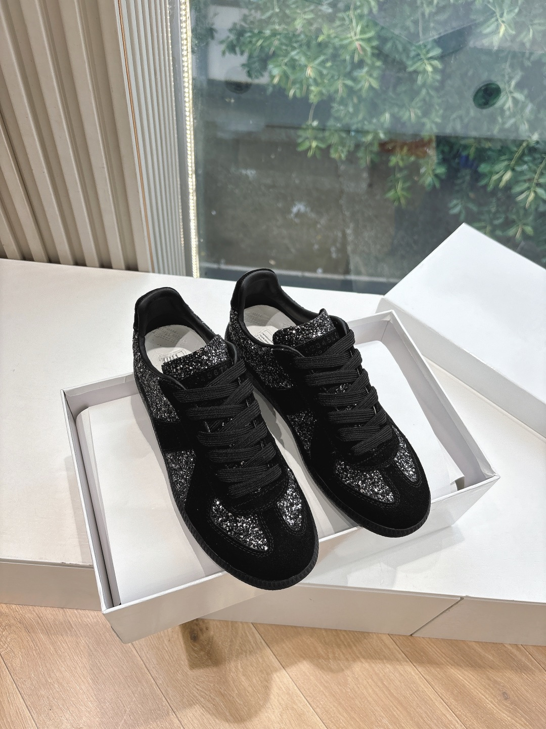 NO:406593,G035 top version Purchase level Maison Margiela MM6 German training casual shoes genius designer brand, a light luxury brand is very versatile and comfortable to the feet. This German training shoe continues the classic T-shaped genuine leather splicing design. After many careful improvements by the design team, it is just to let you experience the most original military flavor. The soft and delicate characteristics of the top layer cowhide and the texture of cow leather make it have super high softness and comfort, while maintaining good breathability and comfort and texture parallel, so as to easily control any matching of all seasons. Fabric cowhide inner sheepskin Size: 35-40 Women 39/45 Men (45 Customized No Return or Exchange), casual shoes/sports shoes, masion margiela, sneakers, cowhide, sheepskin19860909G035顶级版本 代购级别 MaisonMargiela MM6德训休闲鞋鬼才设计师品牌,一个轻奢品牌上脚很百搭哦,也很随脚舒适,这一款德国训练鞋延续了经典的T形真皮拼接设计,经过设计团队多次的精心改良,只为让您体验最原始的军旅味道,头层牛皮柔软细腻的特点与牛反绒牛皮的质感相结合使其既有超高的柔软舒适度,又同时保持不错的透气性能舒适与质感并行,轻松驾驭四季穿着任何搭配. 面料牛皮 内里羊皮 码数:35-40女 39/45男（45定制不退不换）,休闲鞋/运动鞋,masion margiela,sneakers,cowhide,sheepskin,Women's Shoes