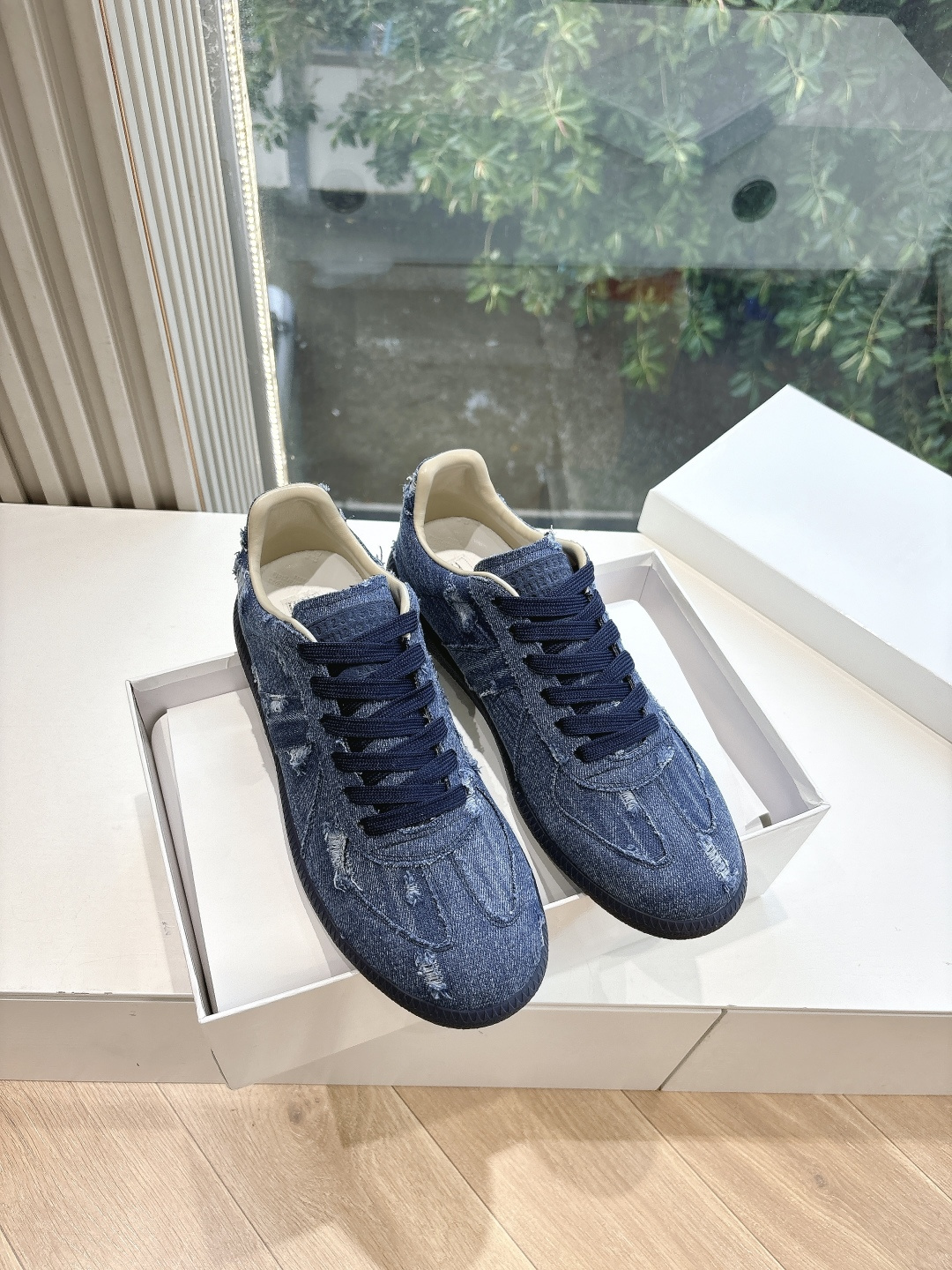 NO:406602,G035 top version Purchase level Maison Margiela MM6 German training casual shoes genius designer brand, a light luxury brand is very versatile and comfortable to the feet. This German training shoe continues the classic T-shaped genuine leather splicing design. After many careful improvements by the design team, it is just to let you experience the most original military flavor. The soft and delicate characteristics of the top layer cowhide and the texture of cow leather make it have super high softness and comfort, while maintaining good breathability and comfort and texture parallel, so as to easily control any matching of all seasons. Fabric cowhide inner sheepskin Size: 35-40 Women 39/45 Men (45 Customized No Return or Exchange), casual shoes/sports shoes, masion margiela, sneakers, cowhide, sheepskin19860909G035顶级版本 代购级别 MaisonMargiela MM6德训休闲鞋鬼才设计师品牌,一个轻奢品牌上脚很百搭哦,也很随脚舒适,这一款德国训练鞋延续了经典的T形真皮拼接设计,经过设计团队多次的精心改良,只为让您体验最原始的军旅味道,头层牛皮柔软细腻的特点与牛反绒牛皮的质感相结合使其既有超高的柔软舒适度,又同时保持不错的透气性能舒适与质感并行,轻松驾驭四季穿着任何搭配. 面料牛皮 内里羊皮 码数:35-40女 39/45男（45定制不退不换）,休闲鞋/运动鞋,masion margiela,sneakers,cowhide,sheepskin,Women's Shoes