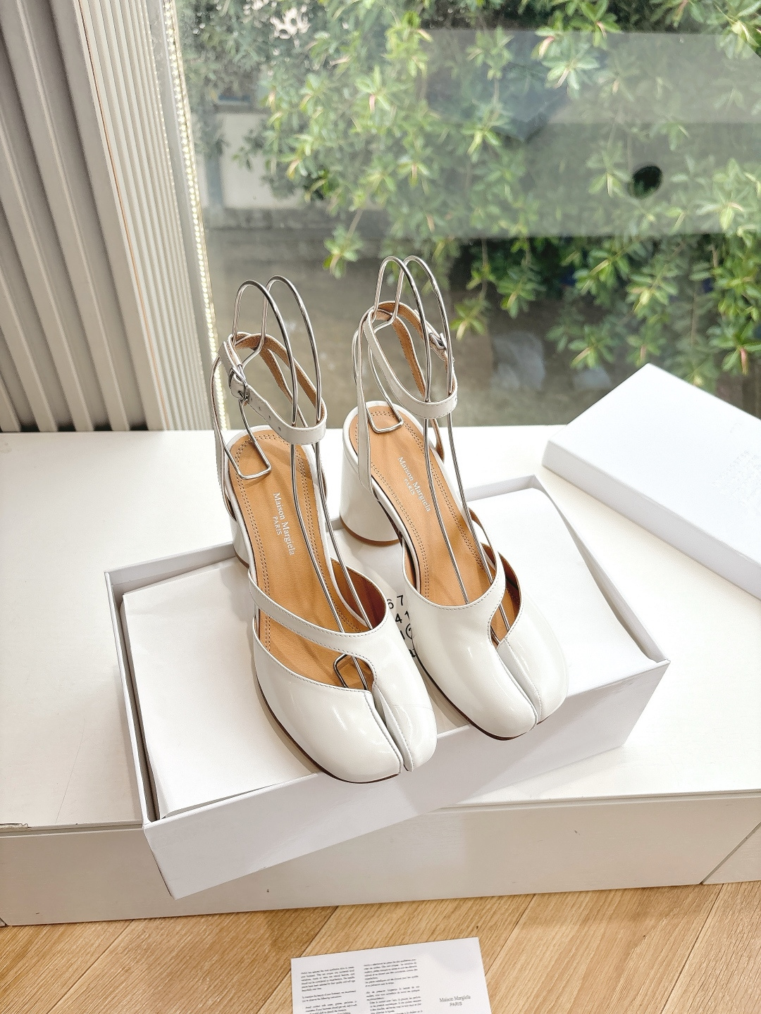 NO:437752,WYSIWYG G012 leather purchasing level #Majira Ballet Mary Jane Single Shoes Split Toe Tabi Slippers Majira logo split toe design with a little strap design is very simple and distinctive, comfortable and easy to wear and not tired, imported patent leather upper (purchase level) inner lining sheepskin inner lining original molded sole size 35-40 (40 custom made without return or replacement), sandals, masion margiela, sandals, mary jane, slippers, sheepskin19860909所见即所得G012皮面代购级别 #马吉拉芭蕾玛丽珍单鞋分趾tabi包头拖鞋马吉拉标志的分趾设计搭配一点点带子设计 很简约很有特色 脚感舒适好穿暴走不累 鞋面进口漆皮(代购级别) 内里羊皮内里 原版原版开模鞋底 码数35-40（40定做不退不换）,凉鞋,masion margiela,sandals,mary jane,slippers,sheepskin,Women's Shoes