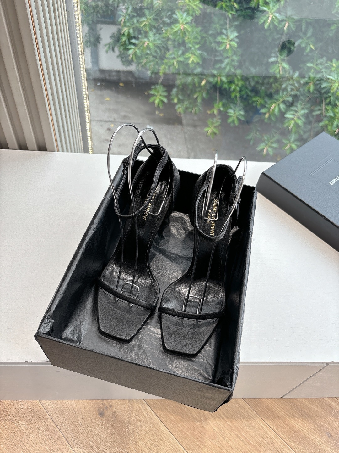 NO:406522,G887 What to see is what to get top quality Saint Laurent / Saint Laurent heels fish mouth sandals Lee metal diamond chain pointed toe high heels YSL sister's beautiful beauty high heels are Saint Laurent again in the world Rose The same high heels are very good at modifying the foot shape, luxurious metal chains in recent years SLP is getting more and more understanding of women in high heels, and I am running towards the embarrassing design impression of the waterproof platform style ysl beautiful high heels. The upper is imported original material. The sole is genuine leather soles. The heel height is about 12cm. Size 35-41 (41. Customized, no return or replacement), sandals, loro piano, saint laurent, saint laurent, saint laurent, saint laurent, saint laurent, sandals, high heels, Leather soles19860909G887所见即所得顶级品质Saint Laurent / 圣罗兰坡跟鱼嘴凉鞋Lee金属钻链条尖头高跟鞋YSL姐姐的美丽尤物高跟鞋 又是人间圣罗兰 Rose同款的高跟鞋化很好修饰脚型,奢华金属链 这几年SLP是在高跟鞋越来越懂女人了朝摒奔了防水台款的尴尬设计印象ysl绝美高跟鞋 鞋面原版进口原版材质 鞋底真皮大底 跟高约12cm 尺码35-41(41.定制不退不换),凉鞋,loro piana,saint laurent,saint laurent,saint laurent,sandals,high heels,Leather soles,Women's Shoes