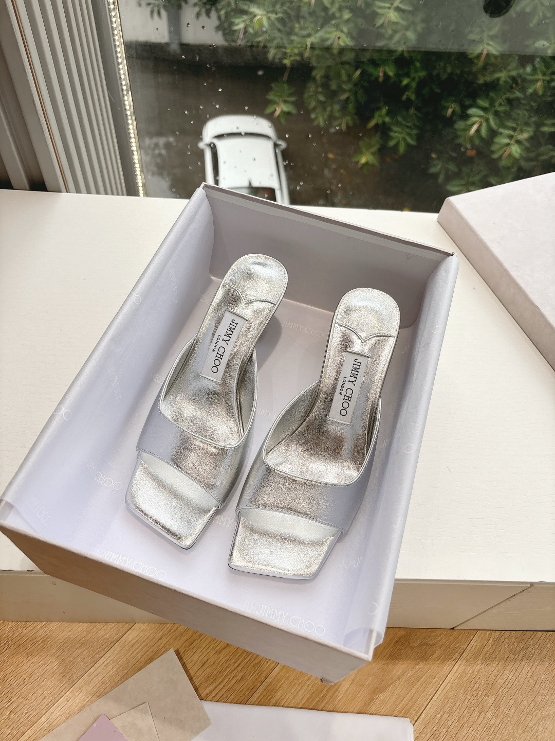 NO:440751,G887 What to see is what to get JimmyCho* Jimmy Week 25s Early Spring Top Edition Slippers Sandals This is too fairy, as beautiful as a work of art, very vivid and vivid, very gentle and fairy, as if you can smell the fragrance of flowers! A fashionable fairy style outfit, casually paired with a pair of shorts can show your fairy spirit!  !  The upper is handmade, and each pair of shoes takes one week to make. The flowers can be pinched into their favorite shapes by themselves, which is the finishing touch of the overall shape. Horseshoe heel design, neat and imported material. Cowhide leather inner lining. Outsole imported from Italy. Size: 35-41 (35.40.41 customization, no return or replacement), high heels, jimmy choo, jimmy choo, sandals, high heels, slippers, shorts, cowhide, sheepskin19860909G887所见即所得JimmyCho*吉米周25s早春爆品 顶版拖鞋凉鞋 这也太仙了叭,像艺术品一样美到窒息的很生动形象,很温柔很仙女,仿佛能闻到花的香气!时尚的仙女风穿搭,随意搭配上一条短裤都能尽显仙气飘飘！！鞋面是手工制作的,每双鞋需要一周才能制作而成 花朵是可以自己捏成喜欢的形状,是整体造型搭配的点睛之笔 马蹄跟设计,利落且 材质进口对版牛皮 内里羊皮内里垫脚  大底意大利进口真皮底  码数:35-41（35.40.41定制不退不换）,高跟鞋,jimmy choo,jimmy choo,sandals,high heels,slippers,shorts,cowhide,sheepskin,Women's Shoes