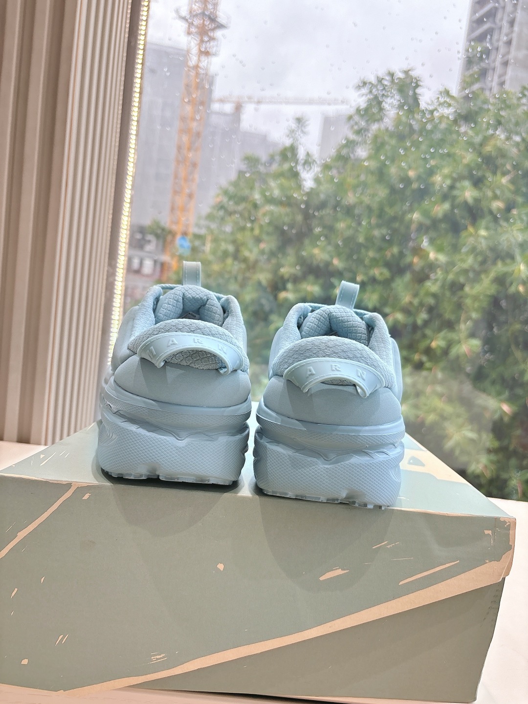 Marni x Hoka Bondi B3: Fashionable and Comfortable Sneakers for Style and Sport - 图片 9