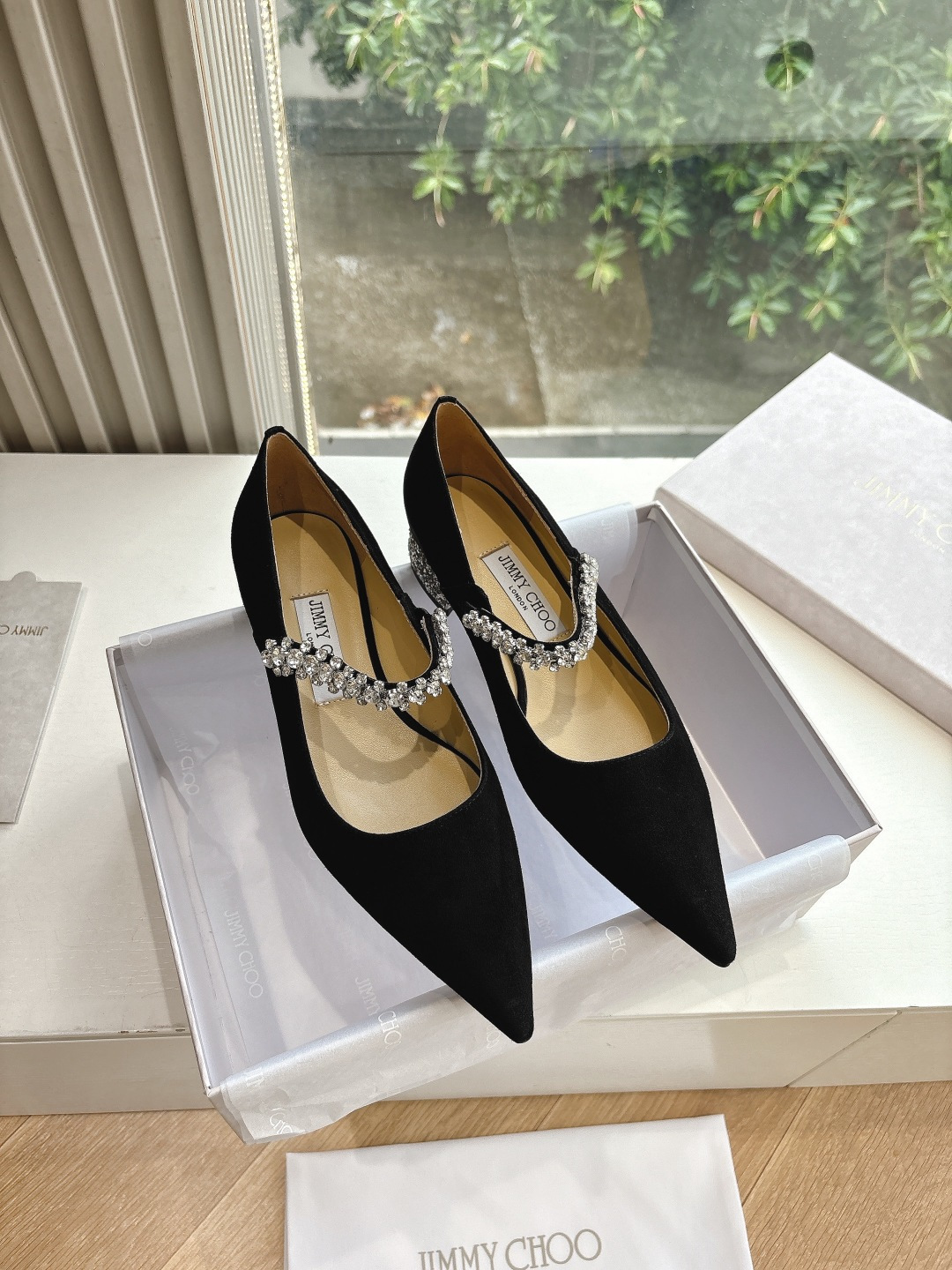 NO:406530,G987 What to see is what to get JimmyCho* Jimmy Week 25s Early Spring Product Top Version Pointed Rhinestone Hollow High Heels This is so fairy-like, as beautiful as a work of art, it is very vivid and vivid, very gentle and fairy-like, as if you can smell the fragrance of flowers! A fashionable fairy-style outfit, casually paired with a pair of shorts can show your fairy-like spirit!  !  The upper is handmade, and each pair of shoes takes one week to make. The flowers can be pinched into their favorite shapes by themselves, which is the finishing touch of the overall shape. Horseshoe heel design, neat and imported material. Inner sheepskin inner sheepskin inner footbed. Outsole imported from Italy imported genuine leather sole. Size: 34-41 (34.40.41.42 Customized, no return or replacement), single shoes, jimmy choo, jimmy choo, high heels, shorts, sheepskin19860909G987所见即所得JimmyCho*吉米周25s早春爆品 顶版 尖头水钻中空高跟鞋  这也太仙了叭,像艺术品一样美到窒息的很生动形象,很温柔很仙女,仿佛能闻到花的香气!时尚的仙女风穿搭,随意搭配上一条短裤都能尽显仙气飘飘！！鞋面是手工制作的,每双鞋需要一周才能制作而成 花朵是可以自己捏成喜欢的形状,是整体造型搭配的点睛之笔 马蹄跟设计,利落且 材质进口羊皮 内里羊皮内里垫脚  大底意大利进口真皮底  码数:34-41（34.40.41.42定制不退不换）,单鞋,jimmy choo,jimmy choo,high heels,shorts,sheepskin,Women's Shoes