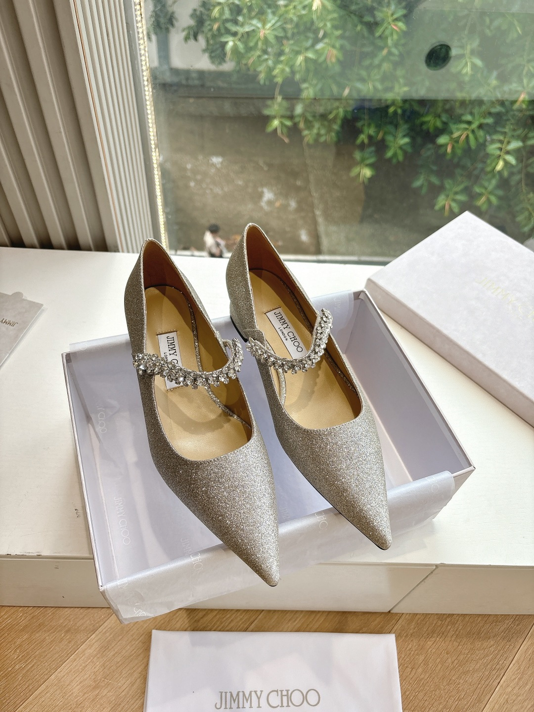 NO:406535,G987 What to see is what to get JimmyCho* Jimmy Week 25s Early Spring Product Top Version Pointed Rhinestone Hollow High Heels This is so fairy-like, as beautiful as a work of art, it is very vivid and vivid, very gentle and fairy-like, as if you can smell the fragrance of flowers! A fashionable fairy-style outfit, casually paired with a pair of shorts can show your fairy-like spirit!  !  The upper is handmade, and each pair of shoes takes one week to make. The flowers can be pinched into their favorite shapes by themselves, which is the finishing touch of the overall shape. Horseshoe heel design, neat and imported matte material. Inner sheepskin inner footbed. Outsole imported from Italy. Size: 34-41 (34.40.41.42 Customized, no return or replacement), single shoes, jimmy choo, jimmy choo, high heels, shorts, sheepskin19860909G987所见即所得JimmyCho*吉米周25s早春爆品 顶版 尖头水钻中空高跟鞋  这也太仙了叭,像艺术品一样美到窒息的很生动形象,很温柔很仙女,仿佛能闻到花的香气!时尚的仙女风穿搭,随意搭配上一条短裤都能尽显仙气飘飘！！鞋面是手工制作的,每双鞋需要一周才能制作而成 花朵是可以自己捏成喜欢的形状,是整体造型搭配的点睛之笔 马蹄跟设计,利落且 材质进口磨砂 内里羊皮内里垫脚  大底意大利进口真皮底  码数:34-41（34.40.41.42定制不退不换）,单鞋,jimmy choo,jimmy choo,high heels,shorts,sheepskin,Women's Shoes