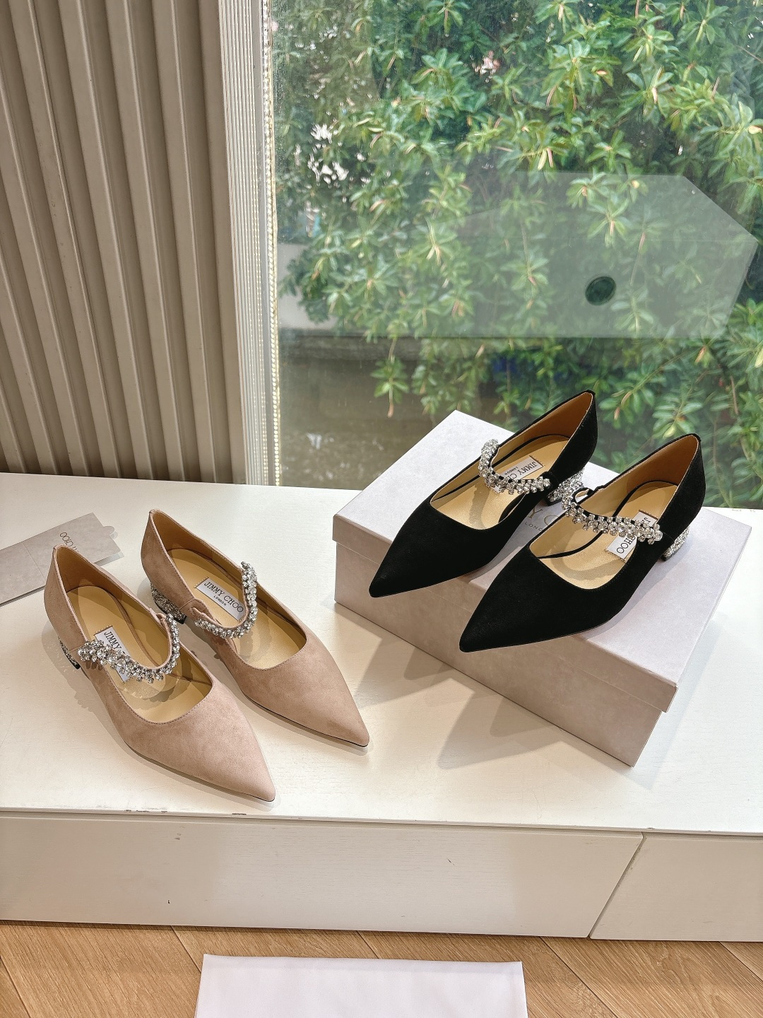 NO:406541,G987 What to see is what to get JimmyCho* Jimmy Week 25s Early Spring Product Top Version Pointed Rhinestone Hollow High Heels This is so fairy-like, as beautiful as a work of art, it is very vivid and vivid, very gentle and fairy-like, as if you can smell the fragrance of flowers! A fashionable fairy-style outfit, casually paired with a pair of shorts can show your fairy-like spirit!  !  The upper is handmade, and each pair of shoes takes one week to make. The flowers can be pinched into their favorite shapes by themselves, which is the finishing touch of the overall shape. Horseshoe heel design, neat and imported matte/original material. Inner sheepskin inner footbed. Outsole imported from Italy. Size: 34-41 (34.40.41.42 Customized, no return or replacement), single shoes, jimmy choo, jimmy choo, high heels, shorts, sheepskin19860909G987所见即所得JimmyCho*吉米周25s早春爆品 顶版 尖头水钻中空高跟鞋  这也太仙了叭,像艺术品一样美到窒息的很生动形象,很温柔很仙女,仿佛能闻到花的香气!时尚的仙女风穿搭,随意搭配上一条短裤都能尽显仙气飘飘！！鞋面是手工制作的,每双鞋需要一周才能制作而成 花朵是可以自己捏成喜欢的形状,是整体造型搭配的点睛之笔 马蹄跟设计,利落且 材质进口磨砂/原版材质 内里羊皮内里垫脚  大底意大利进口真皮底  码数:34-41（34.40.41.42定制不退不换）,单鞋,jimmy choo,jimmy choo,high heels,shorts,sheepskin,Women's Shoes