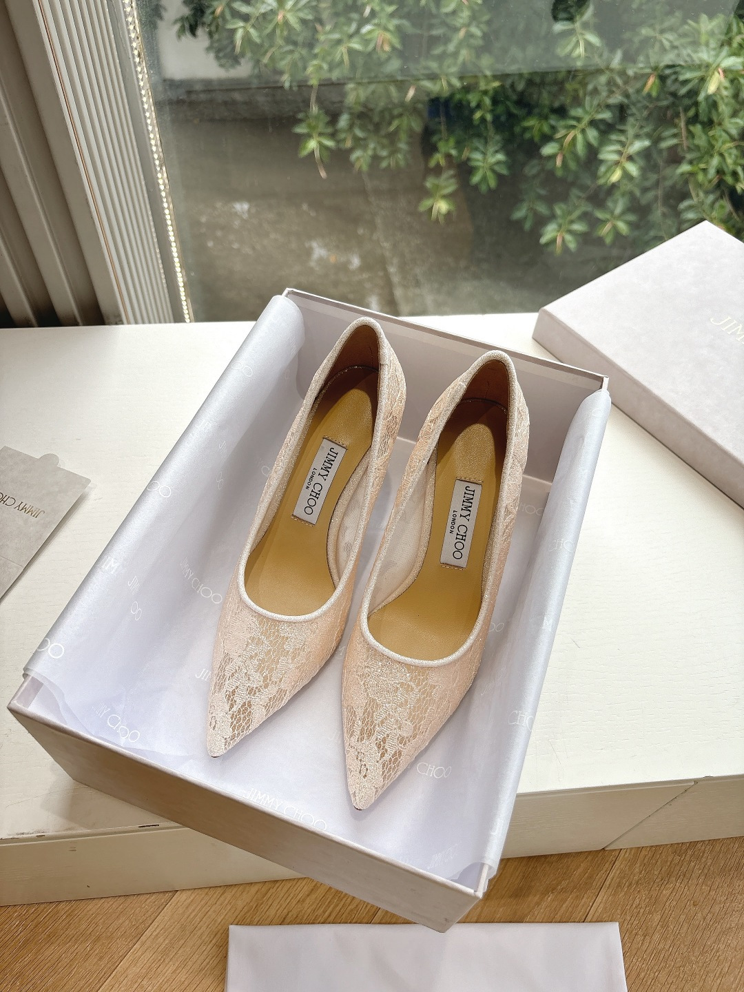 NO:440763,G987 What to see is what to get JimmyCho* Jimmy Week 25s Early Spring Product Top Version Pointed Rhinestone Hollow High Heels This is so fairy-like, as beautiful as a work of art, it is very vivid and vivid, very gentle and fairy-like, as if you can smell the fragrance of flowers! A fashionable fairy-style outfit, casually paired with a pair of shorts can show your fairy-like spirit!  !  The upper is handmade, and each pair of shoes takes one week to make. The flowers can be pinched into their favorite shapes and are the finishing touch of the overall shape. Horseshoe heel design, neat and imported lace material (remarks for ordering for two heights 6.5 or 8.5) Inner sheepskin inner footbed Outsole imported from Italy genuine leather sole Size: 34-41 (34.40.41.42 Customized without return or replacement), high heels, jimmy choo, jimmy choo, high heels, shorts, sheepskin19860909G987所见即所得JimmyCho*吉米周25s早春爆品 顶版 尖头水钻中空高跟鞋  这也太仙了叭,像艺术品一样美到窒息的很生动形象,很温柔很仙女,仿佛能闻到花的香气!时尚的仙女风穿搭,随意搭配上一条短裤都能尽显仙气飘飘！！鞋面是手工制作的,每双鞋需要一周才能制作而成 花朵是可以自己捏成喜欢的形状,是整体造型搭配的点睛之笔 马蹄跟设计,利落且 材质进口蕾丝(两个高度下单备注6.5或者8.5) 内里羊皮内里垫脚  大底意大利进口真皮底  码数:34-41（34.40.41.42定制不退不换）,高跟鞋,jimmy choo,jimmy choo,high heels,shorts,sheepskin,Women's Shoes