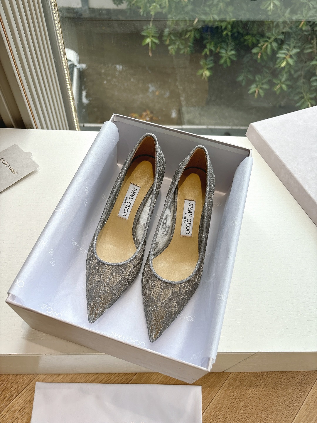 NO:440757,G987 What to see is what to get JimmyCho* Jimmy Week 25s Early Spring Product Top Version Pointed Rhinestone Hollow High Heels This is so fairy-like, as beautiful as a work of art, it is very vivid and vivid, very gentle and fairy-like, as if you can smell the fragrance of flowers! A fashionable fairy-style outfit, casually paired with a pair of shorts can show your fairy-like spirit!  !  The upper is handmade, and each pair of shoes takes one week to make. The flowers can be pinched into their favorite shapes by themselves, which is the finishing touch of the overall shape. Horseshoe heel design, neat and imported lace material (two height orders are noted for medium heels or high heels) Inner sheepskin inner footbed Outsole imported from Italy genuine leather sole Size: 34-41 (34.40.41.42 Customized, no return or replacement), high heels, jimmy choo, jimmy choo, high heels, shorts, sheepskin19860909G987所见即所得JimmyCho*吉米周25s早春爆品 顶版 尖头水钻中空高跟鞋  这也太仙了叭,像艺术品一样美到窒息的很生动形象,很温柔很仙女,仿佛能闻到花的香气!时尚的仙女风穿搭,随意搭配上一条短裤都能尽显仙气飘飘！！鞋面是手工制作的,每双鞋需要一周才能制作而成 花朵是可以自己捏成喜欢的形状,是整体造型搭配的点睛之笔 马蹄跟设计,利落且 材质进口蕾丝(两个高度下单备注中跟或者高跟) 内里羊皮内里垫脚  大底意大利进口真皮底  码数:34-41（34.40.41.42定制不退不换）,高跟鞋,jimmy choo,jimmy choo,high heels,shorts,sheepskin,Women's Shoes