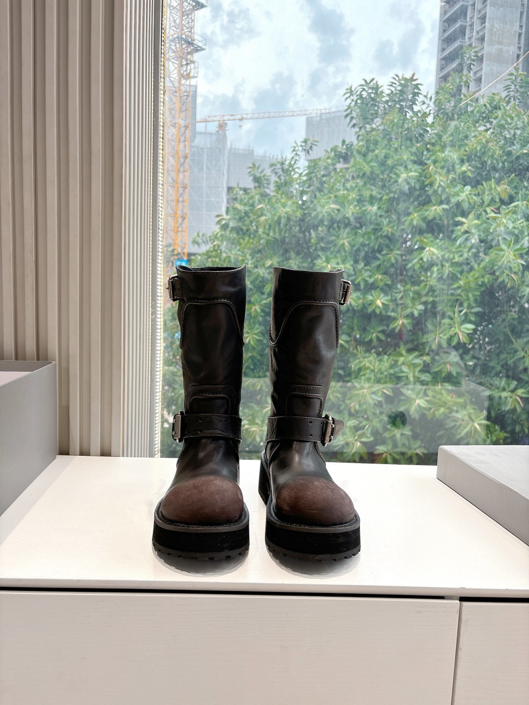 NO:406546,WYSIWYG G193 Top Version G0193 Balenciaga | Military boots new autumn and winter couples high-top single shoes Chelsea short boots ripped and old retro style, interpreting the 'middle style' black versatile and classic color scheme from a new perspective. The brand logo on the toe of the sole imported cowhide upper (heavy craftsmanship) inner cowhide inner lining original molded sole Size women 35-40 (40 customization without return or replacement), boots, balenciaga, boots, cowhide19860909所见即所得G193顶级版本G0193  巴黎世家|军靴全新秋冬情侣高帮单鞋切尔西短靴破洞做旧复古风格,以崭新视角演绎“中古风”黑色百搭经典配色 大底鞋头处有品牌logo 鞋面进口牛皮（重工艺） 内里牛皮内里 大底原版开模鞋底 Size女35-40 (40定制不退不换),靴子,balenciaga,boots,cowhide,Women's Shoes